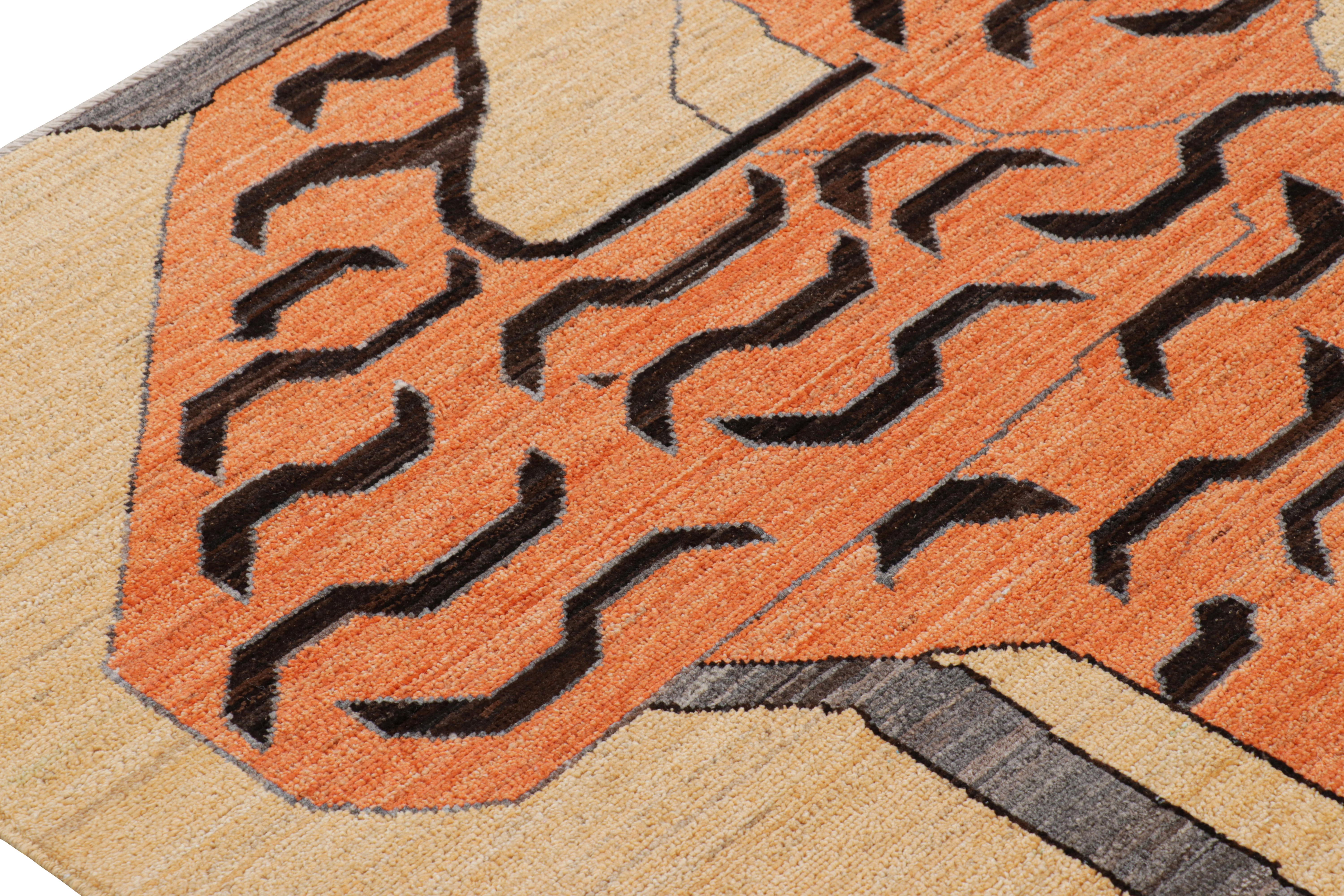 Rug & Kilim è un tappeto tigrato contemporaneo in oro con immagini marroni e arancioni. In condizioni Nuovo in vendita a Long Island City, NY