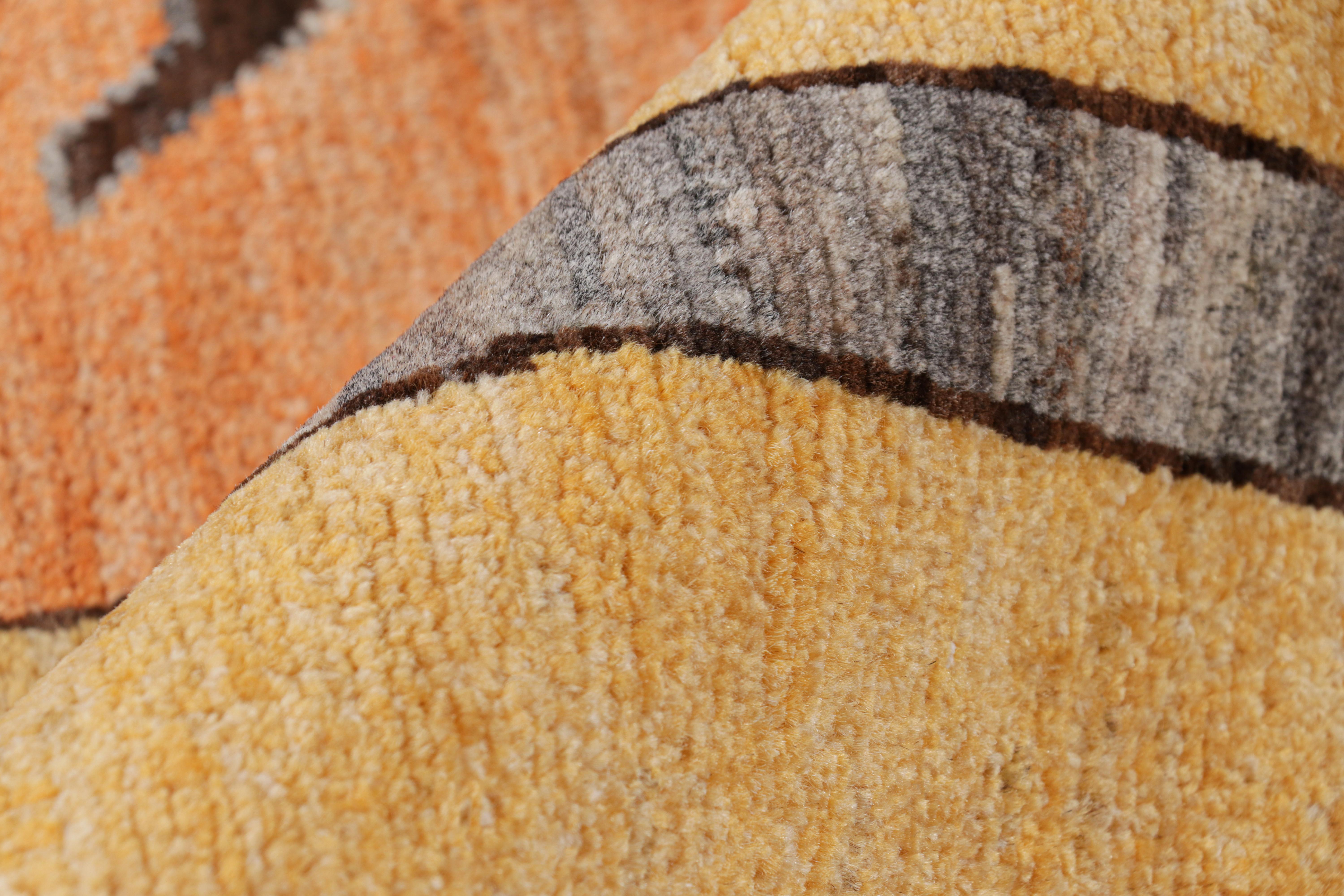 XXI secolo e contemporaneo Rug & Kilim è un tappeto tigrato contemporaneo in oro con immagini marroni e arancioni. in vendita