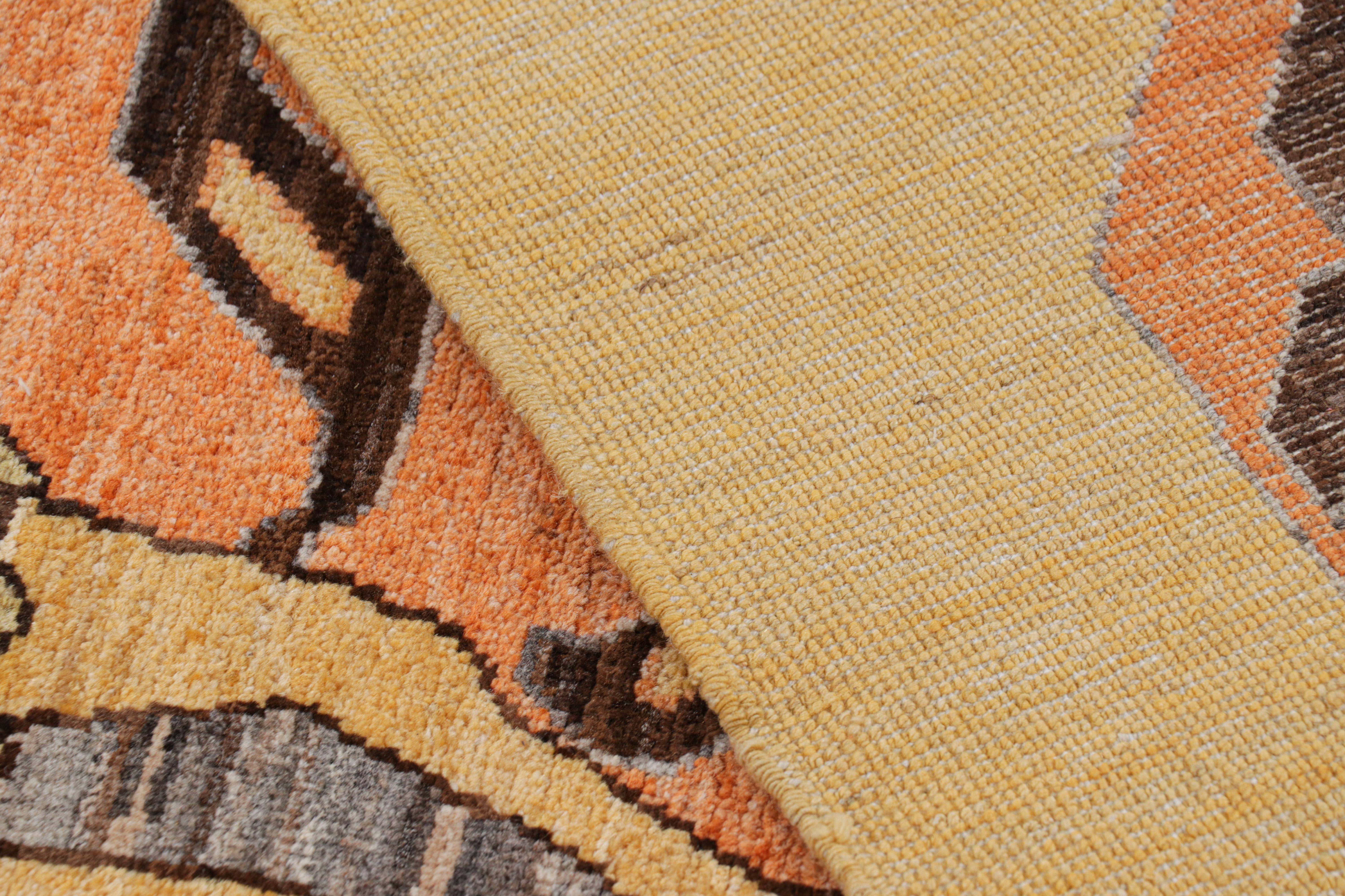 Lana Rug & Kilim è un tappeto tigrato contemporaneo in oro con immagini marroni e arancioni. in vendita