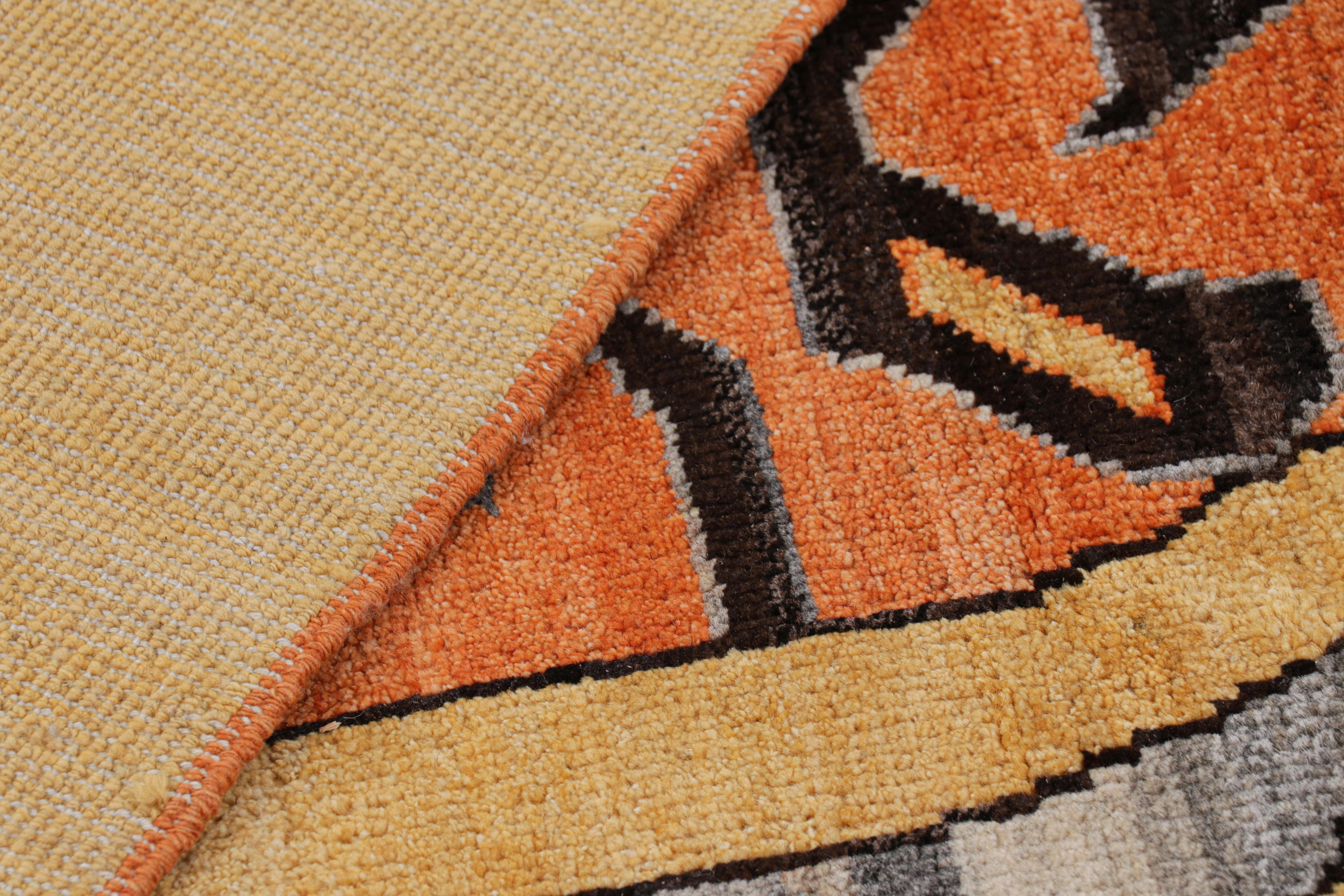 Lana Rug & Kilim è un tappeto tigrato contemporaneo in oro con immagini marroni e arancioni. in vendita