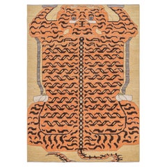 Rug & Kilim's Contemporary Tiger Rug in Gold with Brown and Orange Pictorial (Tapis tigré contemporain en or avec pictogramme brun et orange)