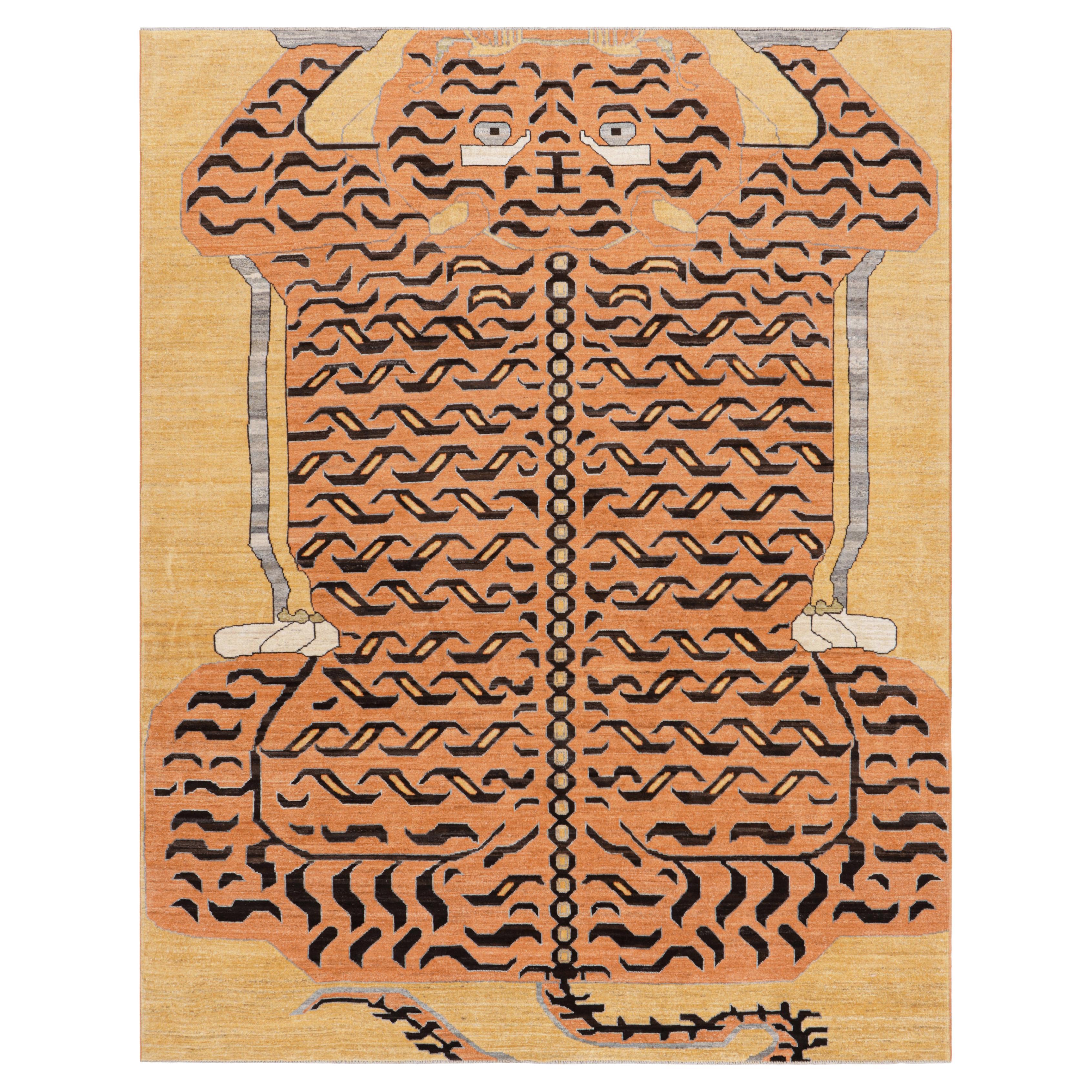 Rug & Kilim's Contemporary Tiger Rug in Gold with Brown and Orange Pictorial (Tapis tigré contemporain en or avec pictogramme brun et orange)