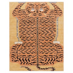 Rug & Kilim è un tappeto tigrato contemporaneo in oro con immagini marroni e arancioni.