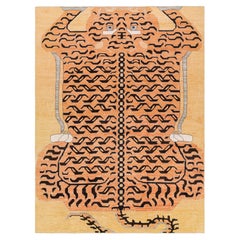 Rug & Kilim's Contemporary Tiger Rug in Gold with Brown and Orange Pictorial (Tapis tigré contemporain en or avec pictogramme brun et orange)