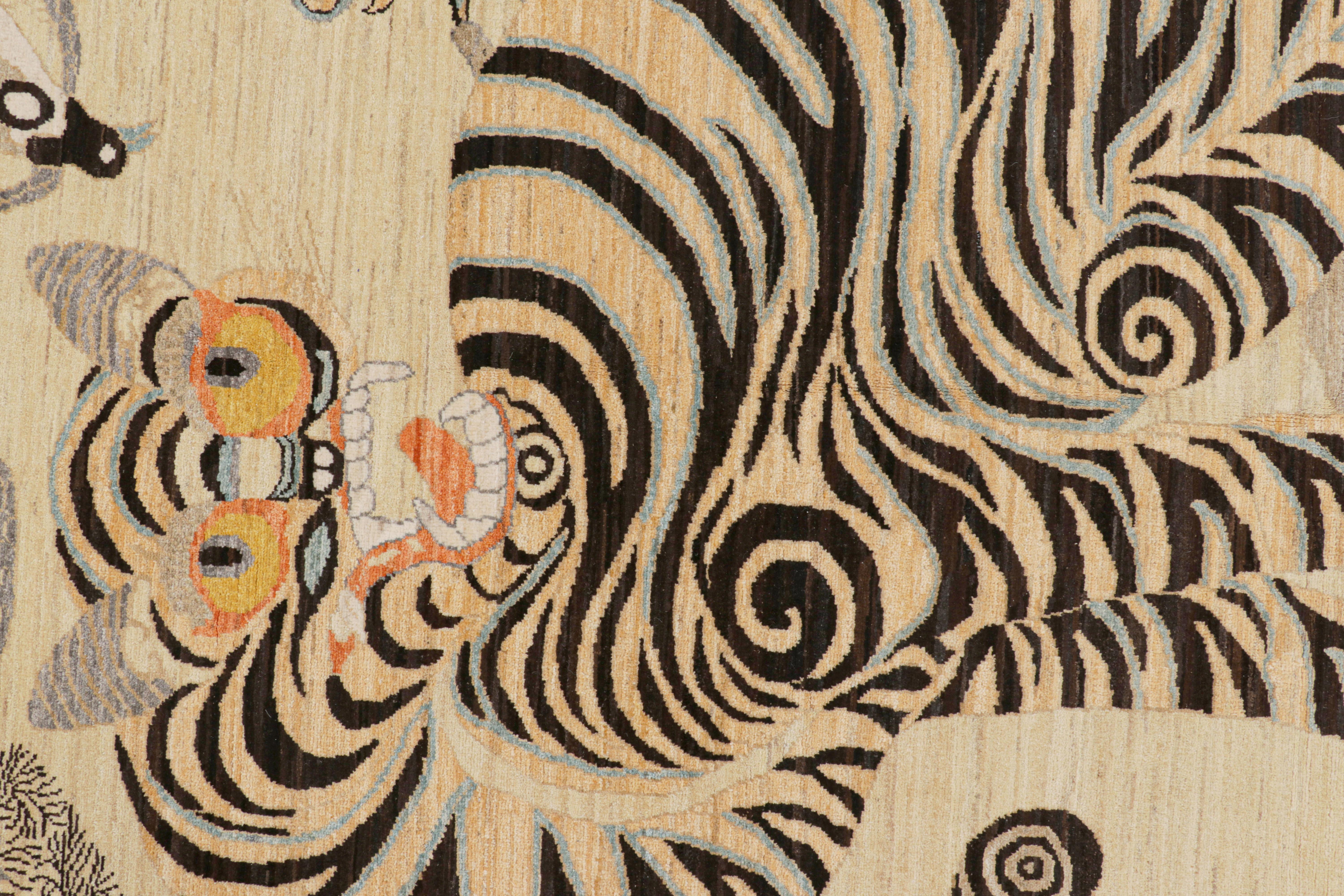 Moderno Rug & Kilim: Tappeto tigrato contemporaneo con motivi pittorici beige, oro e marrone in vendita