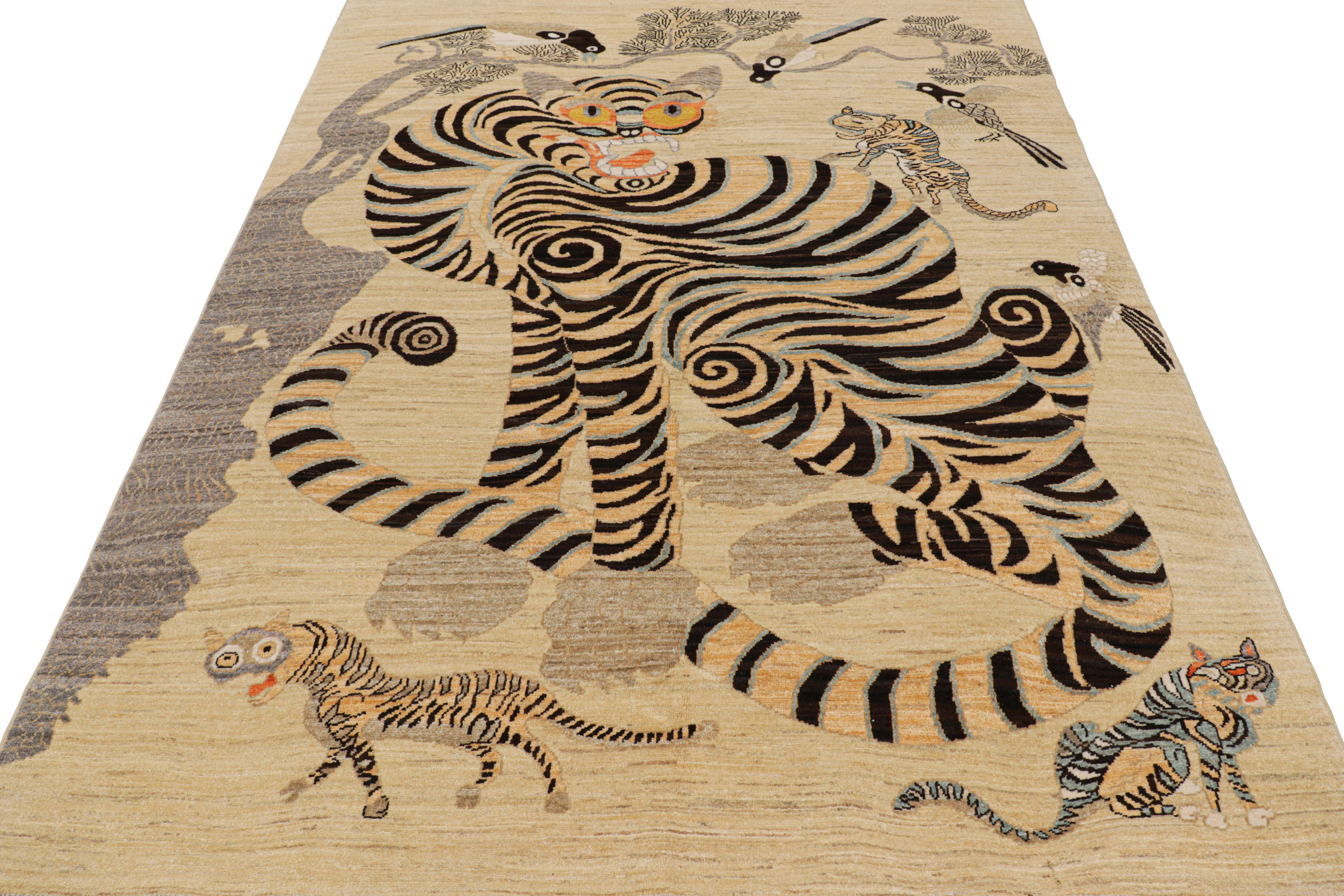 Annodato a mano Rug & Kilim: Tappeto tigrato contemporaneo con motivi pittorici beige, oro e marrone in vendita