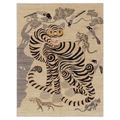 Alfombra Tigre Contemporánea de Rug & Kilim con dibujos en beige, dorado y marrón