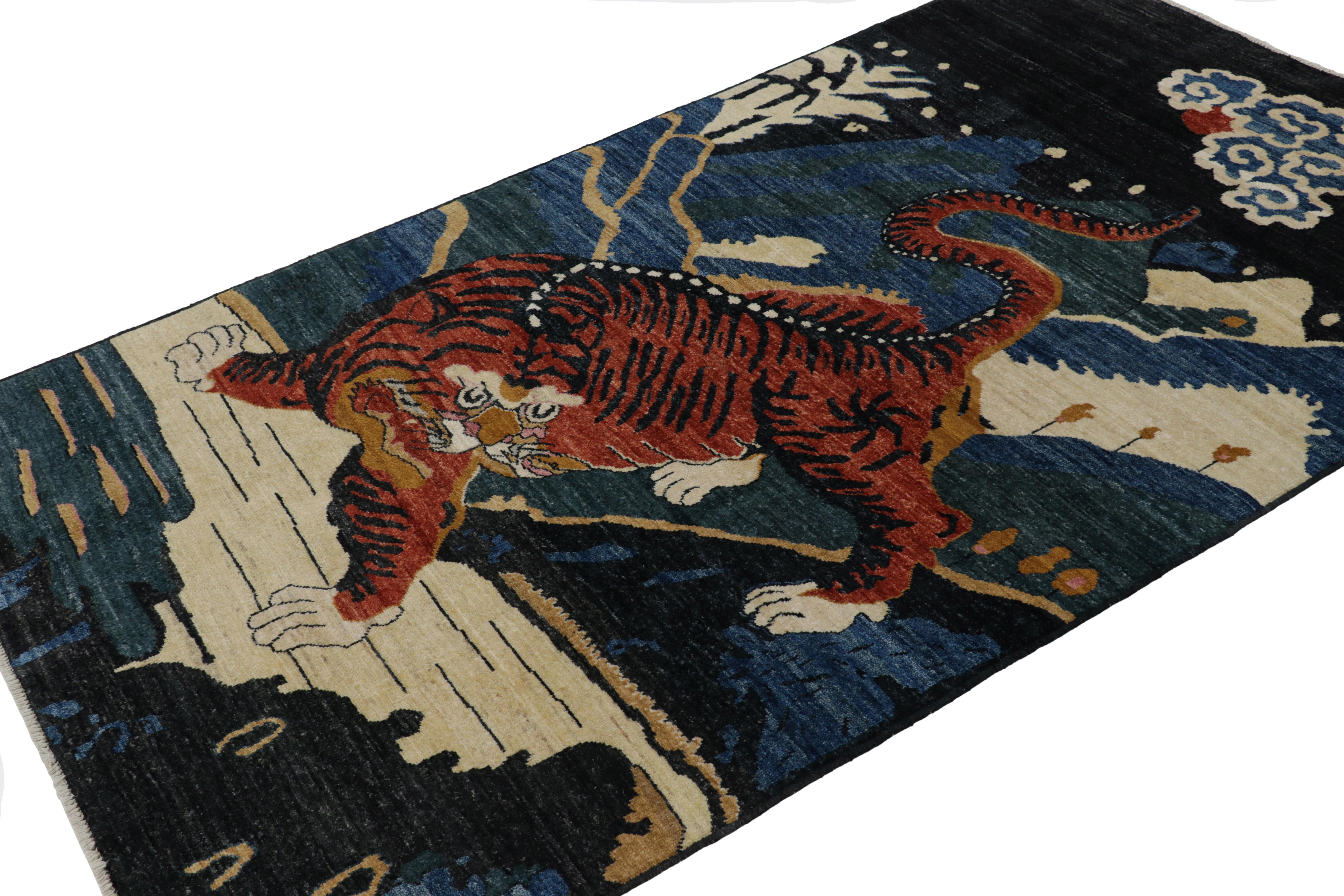Noué à la main Rug & Kilim's Contemporary Tiger Rug with Navy Blue and Orange Pictorials (Tapis tigré contemporain avec pictogrammes bleu marine et orange) en vente
