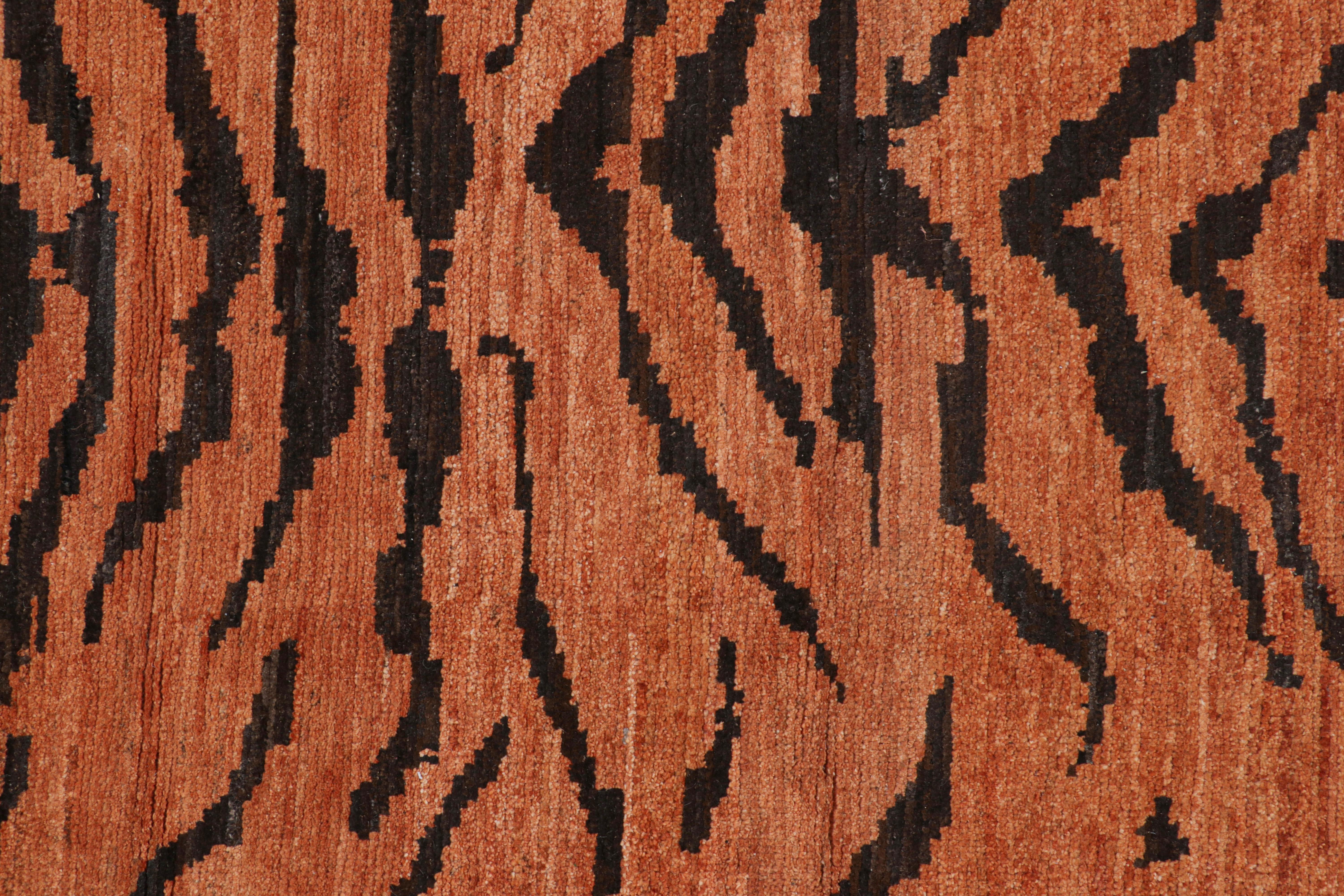 Alfombra contemporánea Rug & Kilim de piel de tigre en naranja con rayas negras y marrones Moderno en venta