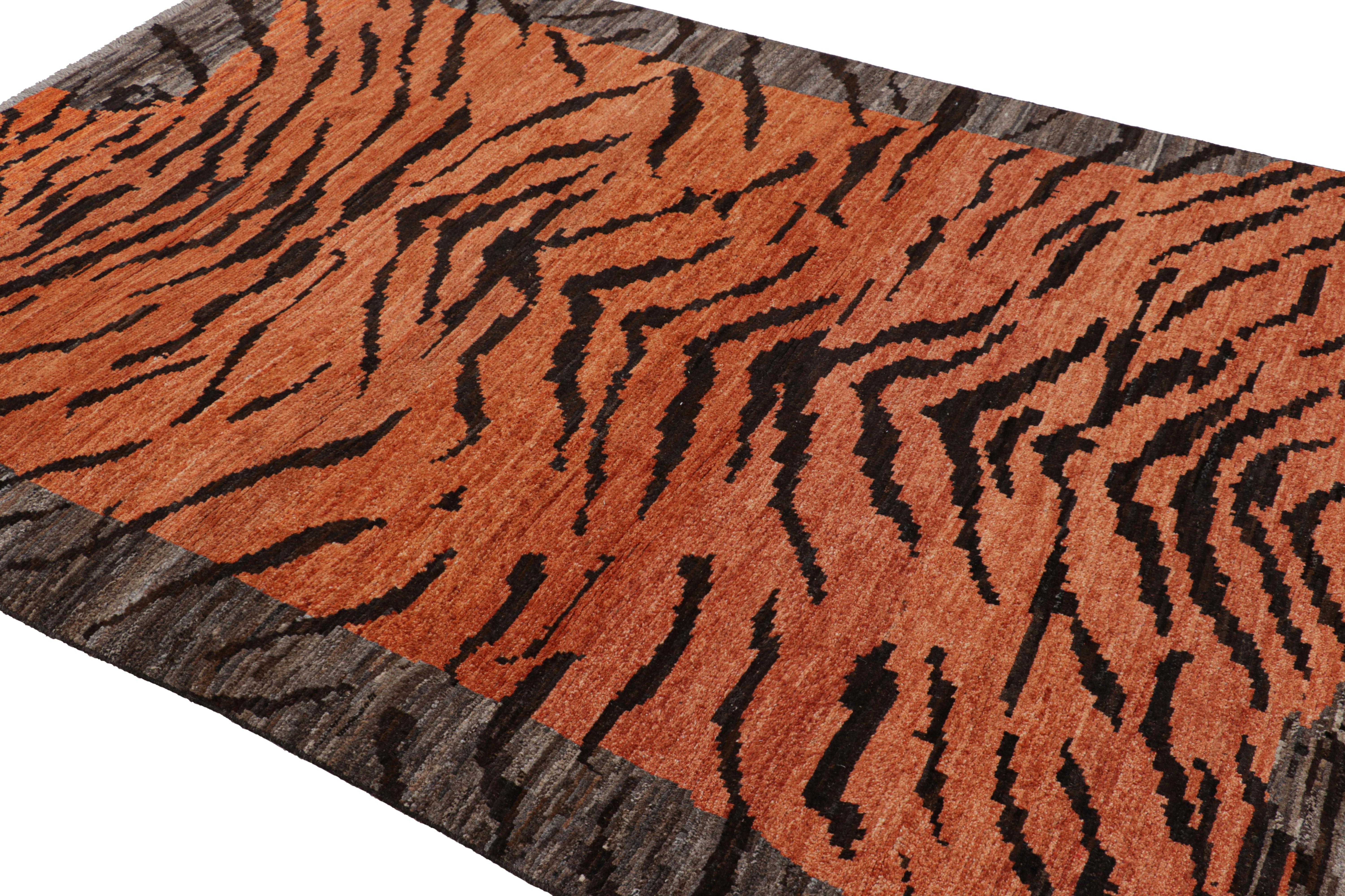 Afghano Rug & Kilim è un tappeto contemporaneo in pelle di tigre, arancione e a strisce nere e marroni. in vendita