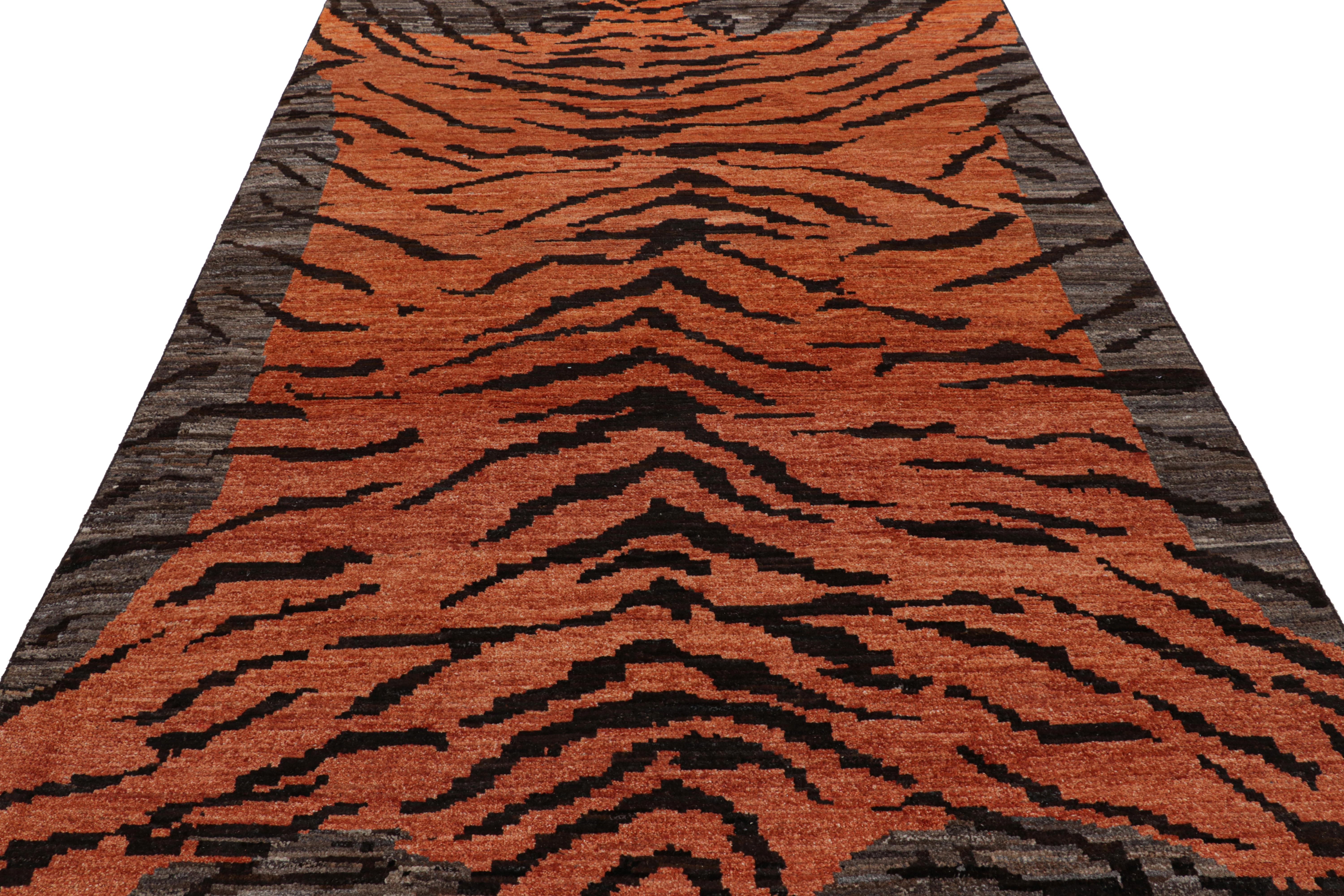 Annodato a mano Rug & Kilim è un tappeto contemporaneo in pelle di tigre, arancione e a strisce nere e marroni. in vendita