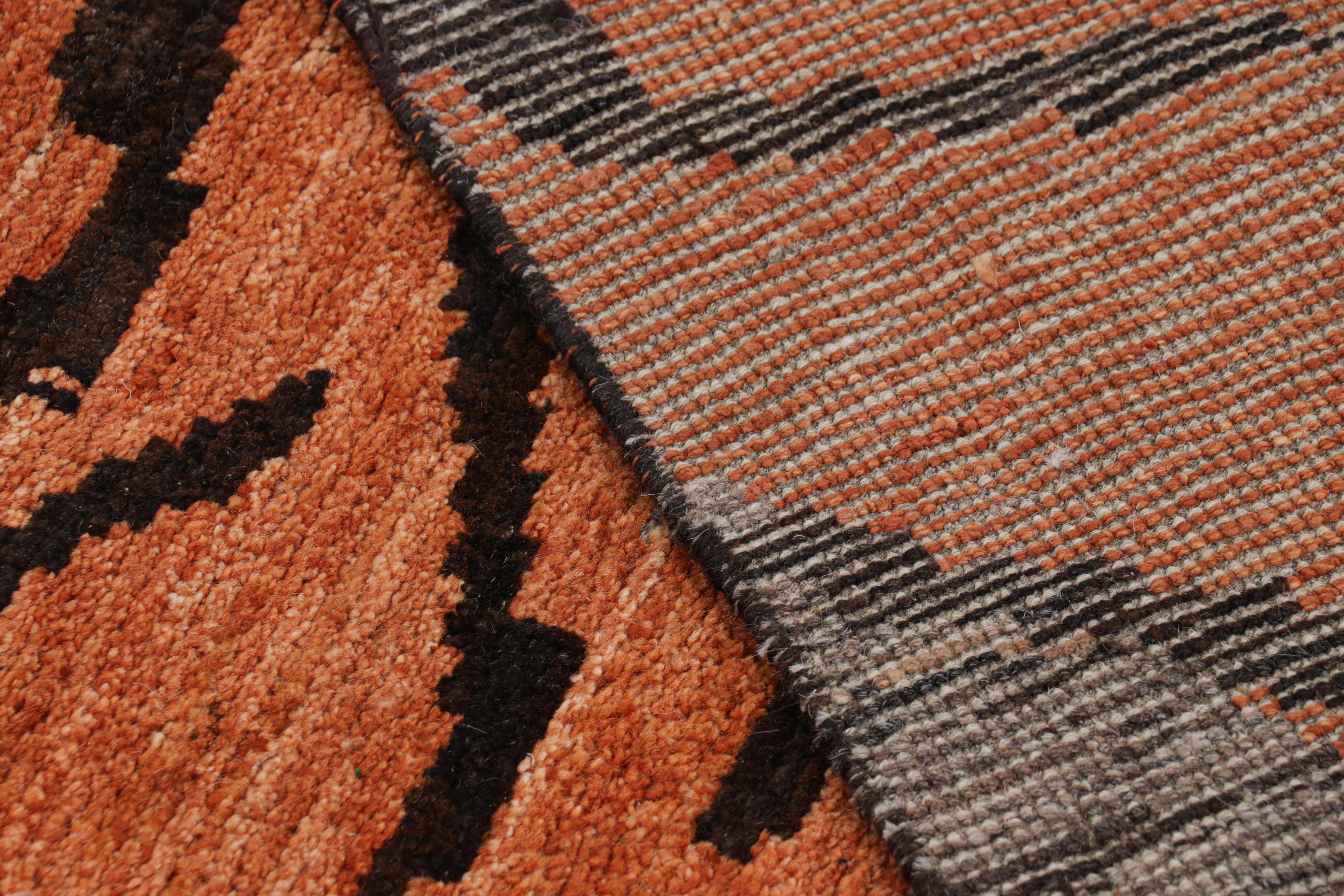Alfombra contemporánea Rug & Kilim de piel de tigre en naranja con rayas negras y marrones Siglo XXI y contemporáneo en venta
