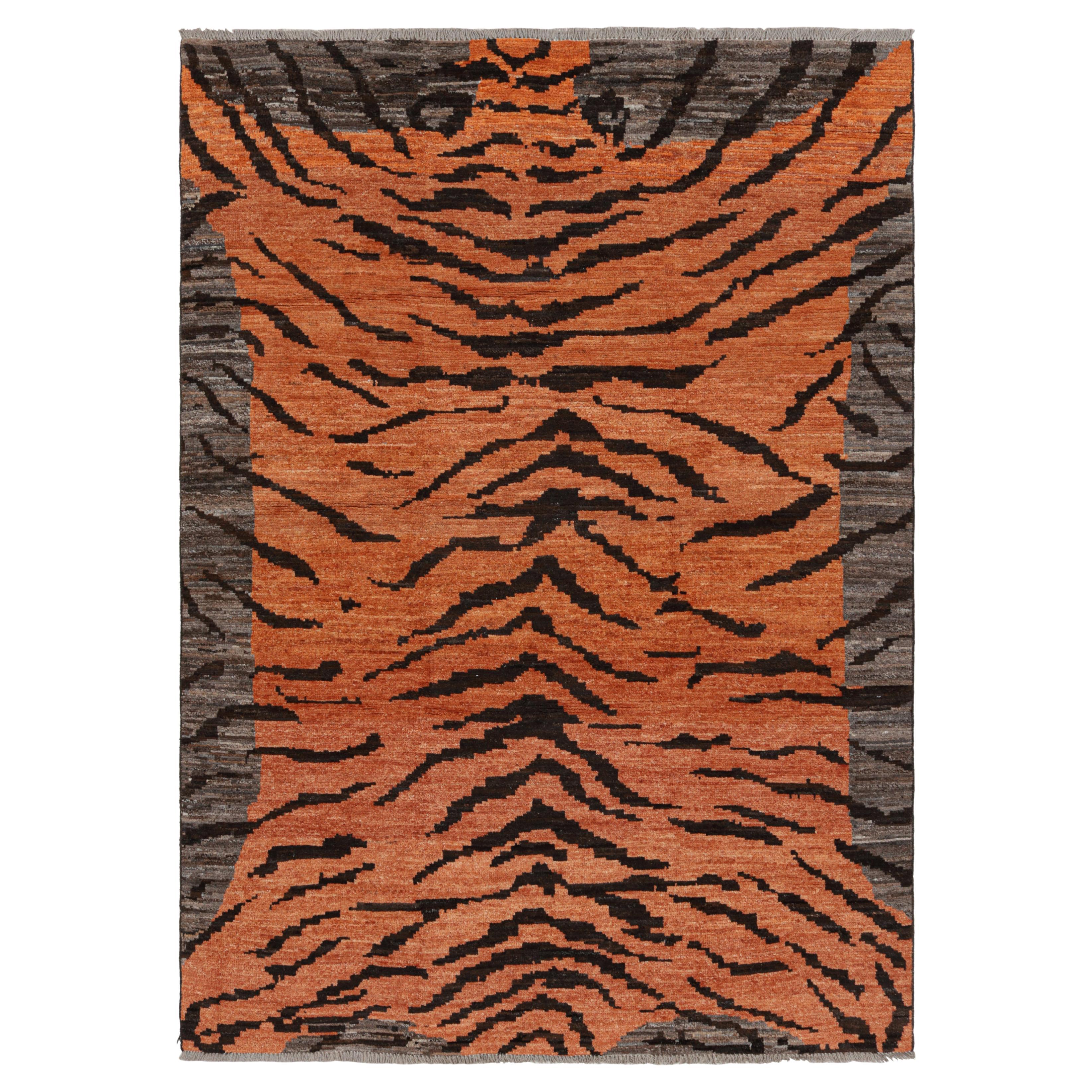 Rug & Kilim's Contemporary Tiger Skin Rug in Orange mit schwarzen und braunen Streifen