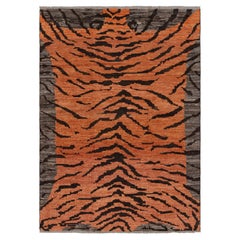 Tapis contemporain en peau de tigre orange à rayures noires et brunes de Rug & Kilim
