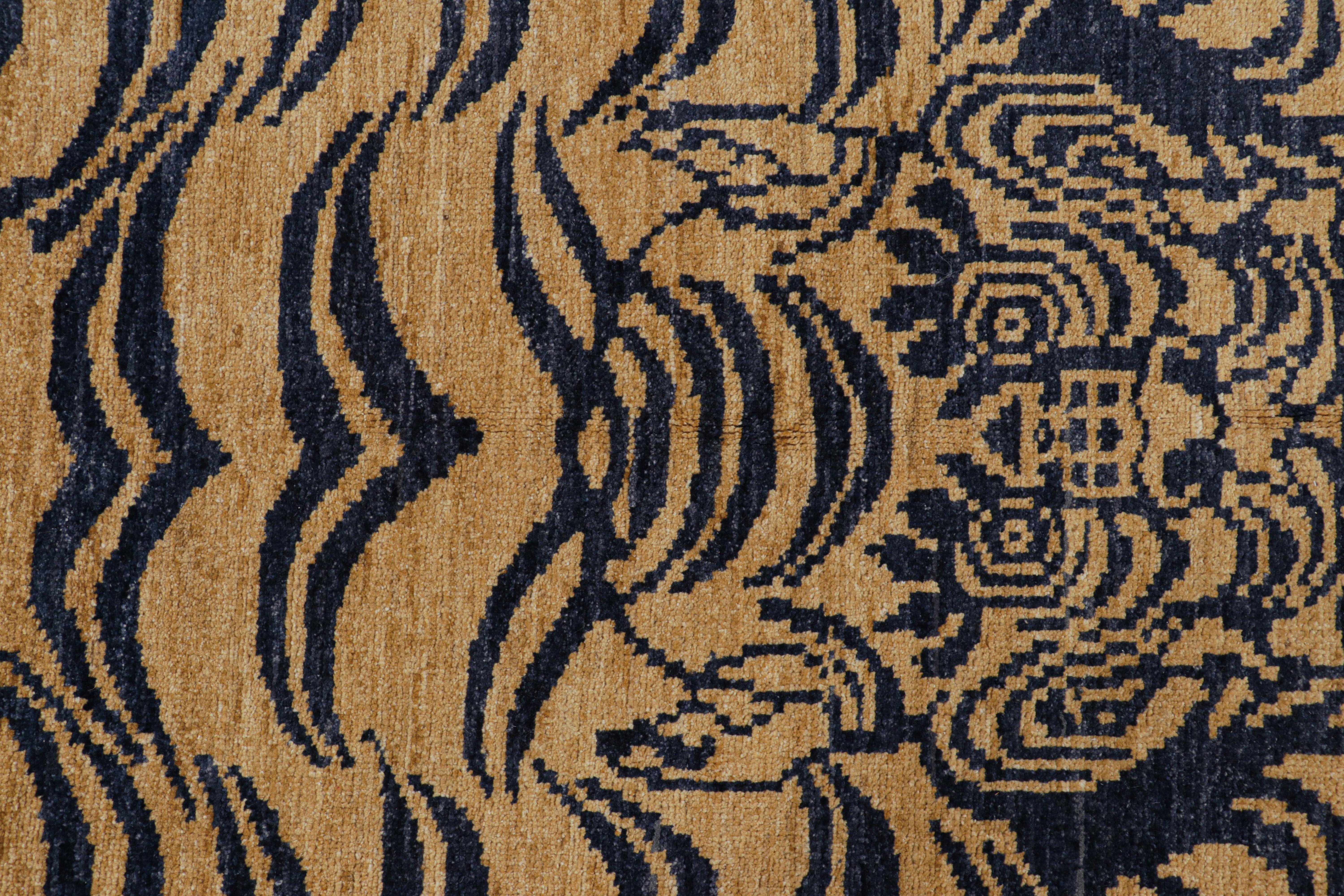 Moderne Tapis de course contemporain en peau de tigre bleu marine et or Pictorial de Rug & Kilim en vente