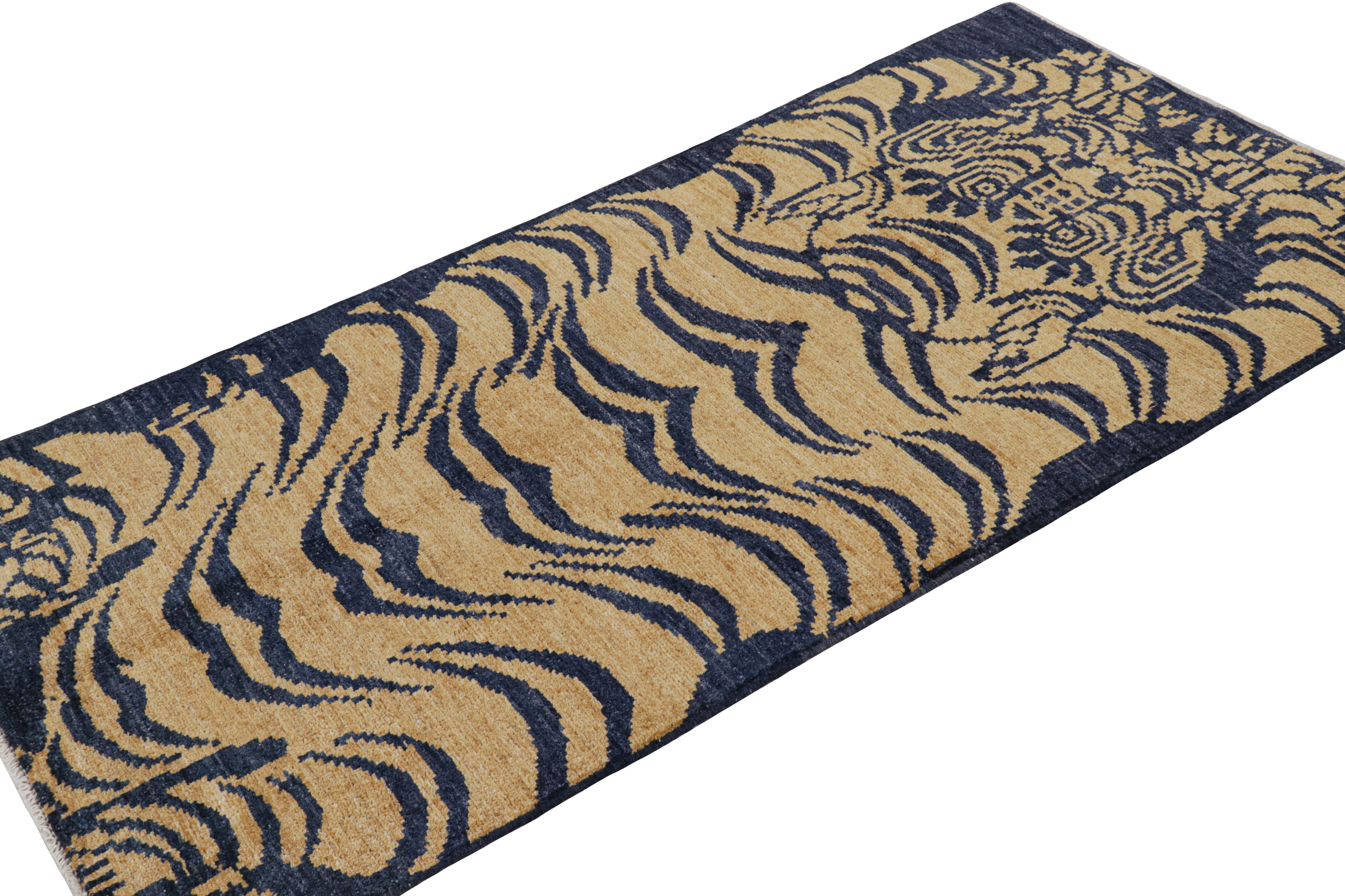 Afghan Tapis de course contemporain en peau de tigre bleu marine et or Pictorial de Rug & Kilim en vente