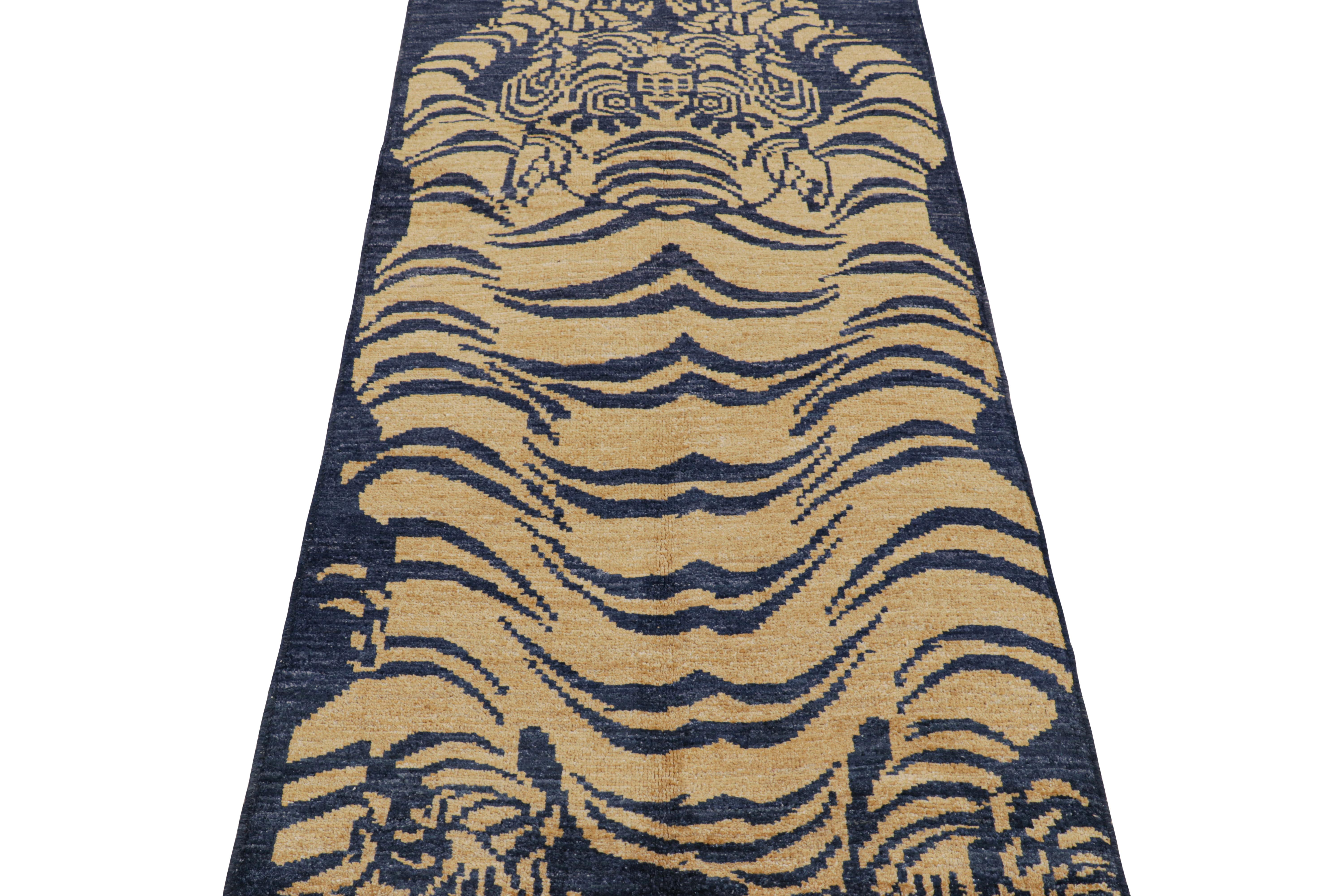 Noué à la main Tapis de course contemporain en peau de tigre bleu marine et or Pictorial de Rug & Kilim en vente
