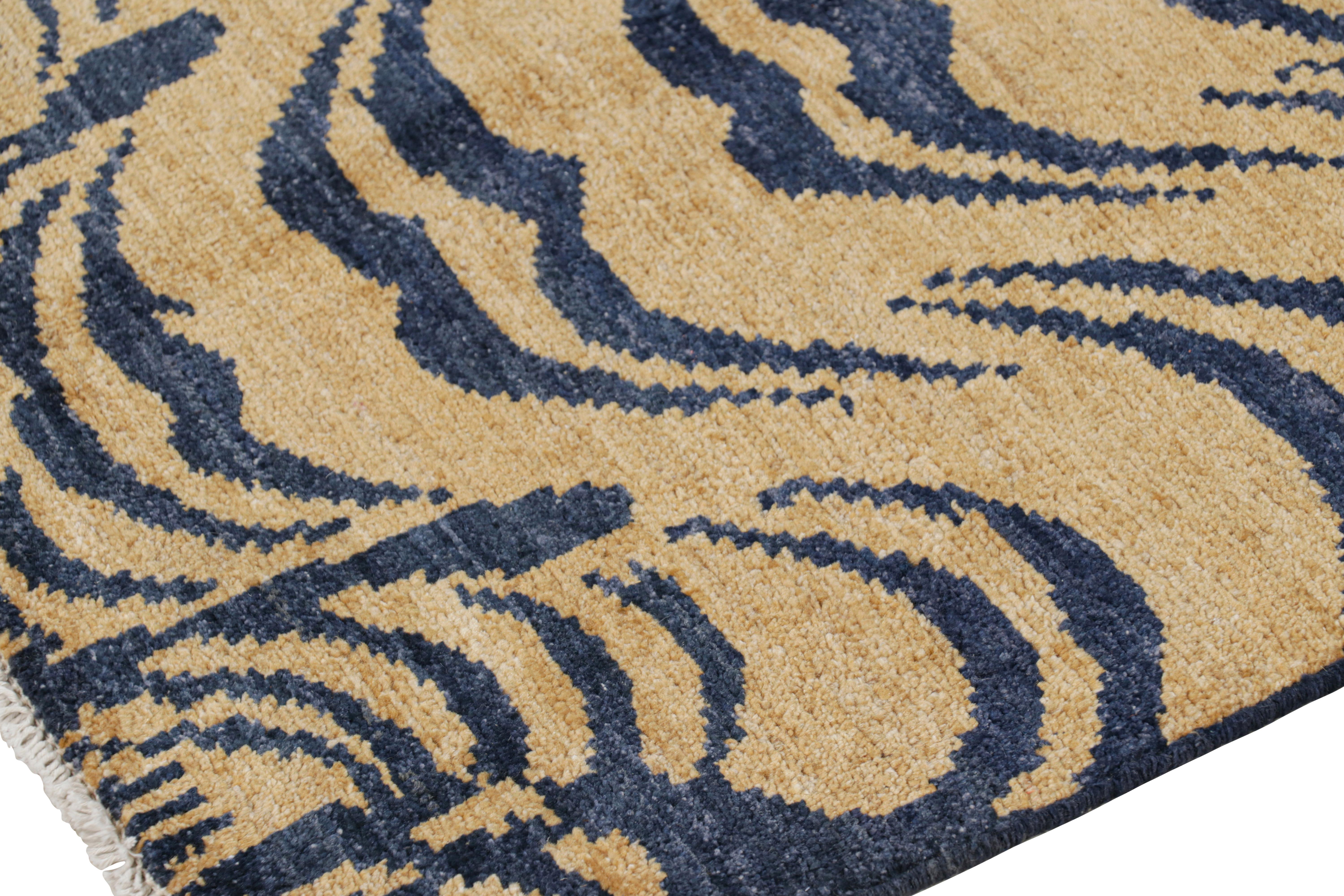 Tapis de course contemporain en peau de tigre bleu marine et or Pictorial de Rug & Kilim Neuf - En vente à Long Island City, NY