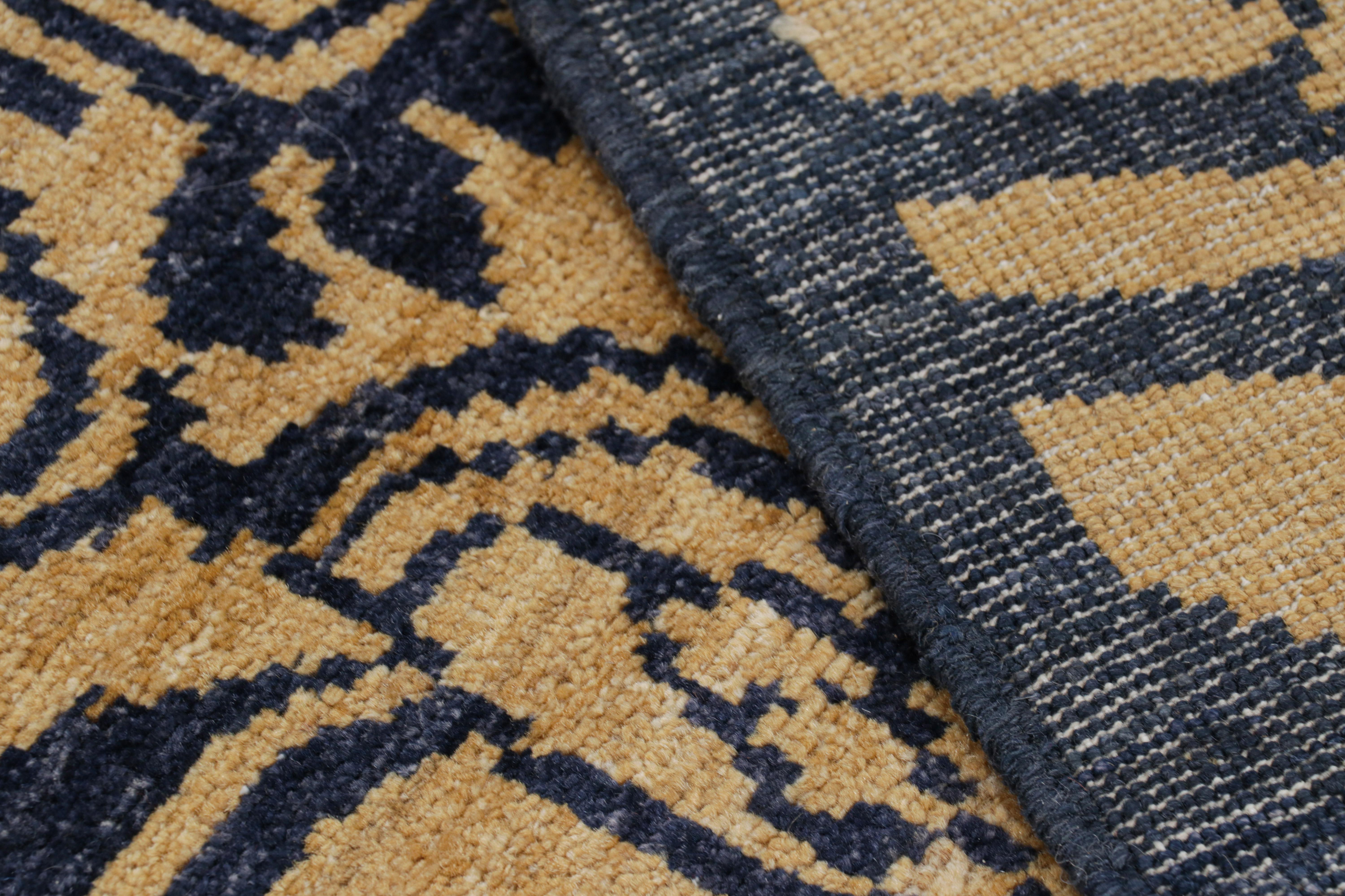 XXIe siècle et contemporain Tapis de course contemporain en peau de tigre bleu marine et or Pictorial de Rug & Kilim en vente