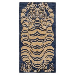 Tapis de course contemporain en peau de tigre bleu marine et or Pictorial de Rug & Kilim