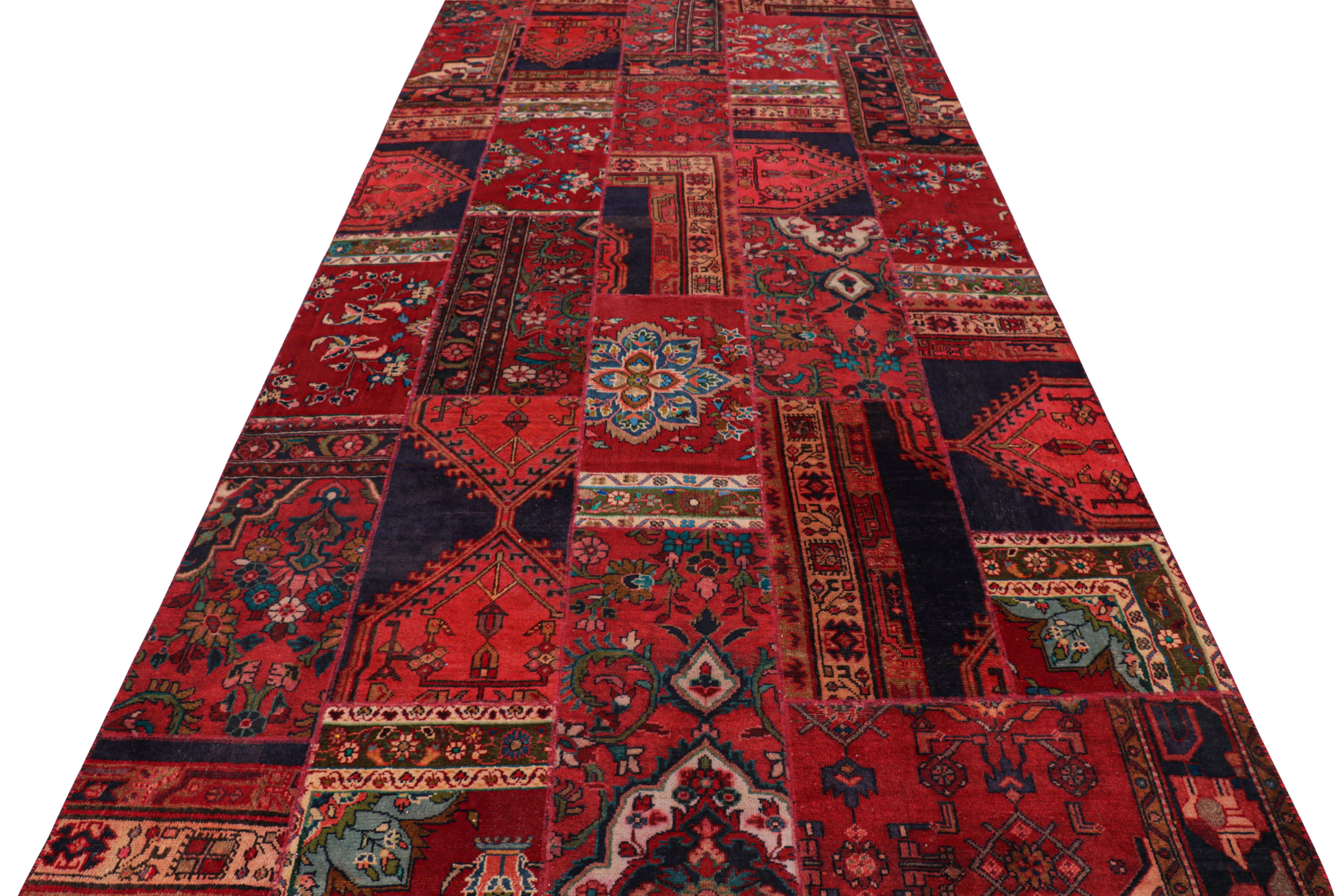 Annodato a mano Rug & Kilim è un tappeto tribale patchwork contemporaneo in rosso con motivi geometrici in vendita