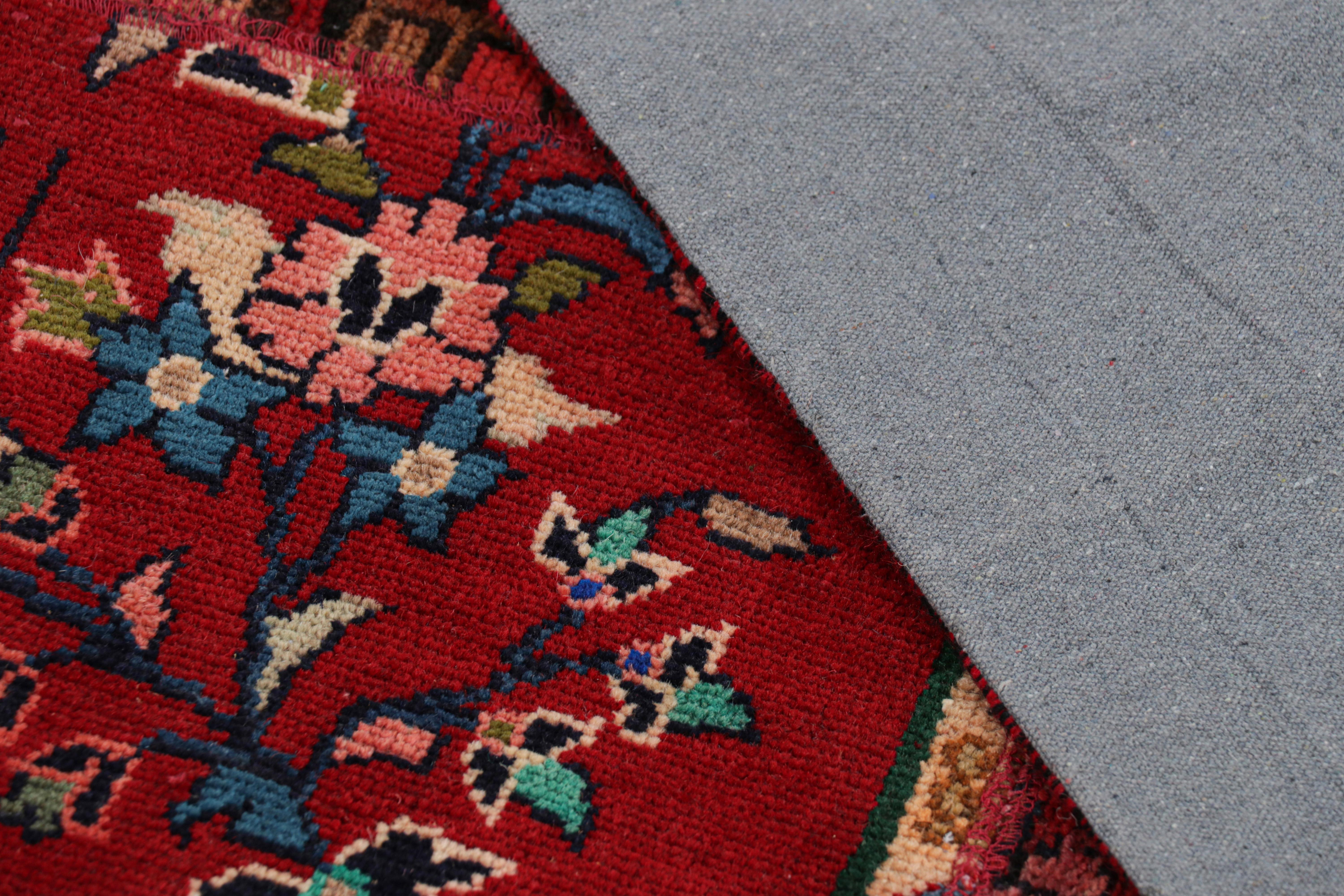 Lana Rug & Kilim è un tappeto tribale patchwork contemporaneo in rosso con motivi geometrici in vendita