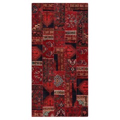 Rug & Kilim è un tappeto tribale patchwork contemporaneo in rosso con motivi geometrici