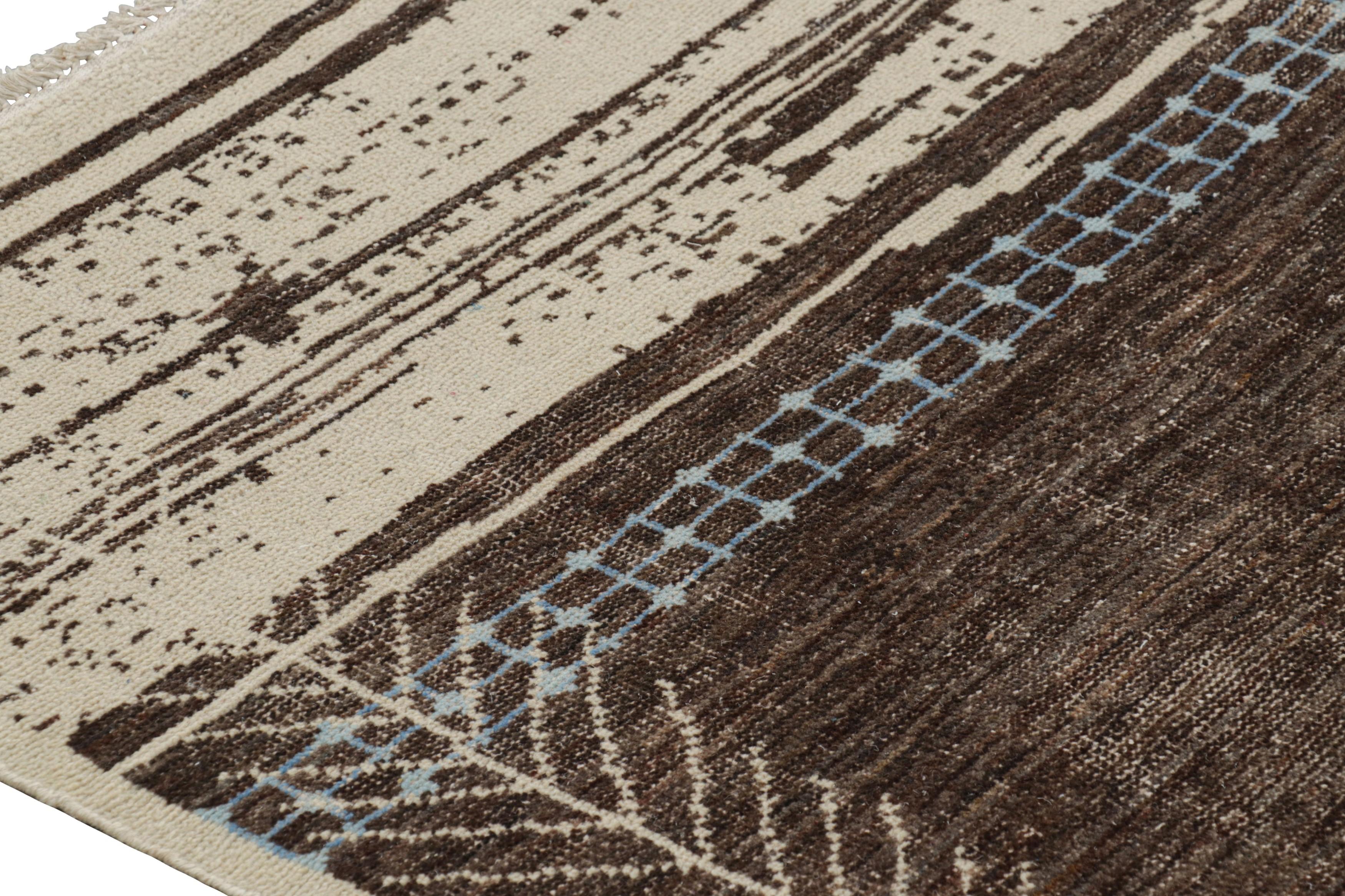 Rug & Kilim's Contemporary Tribal Rug in Beige-Braun mit geometrischen Mustern (Indisch) im Angebot