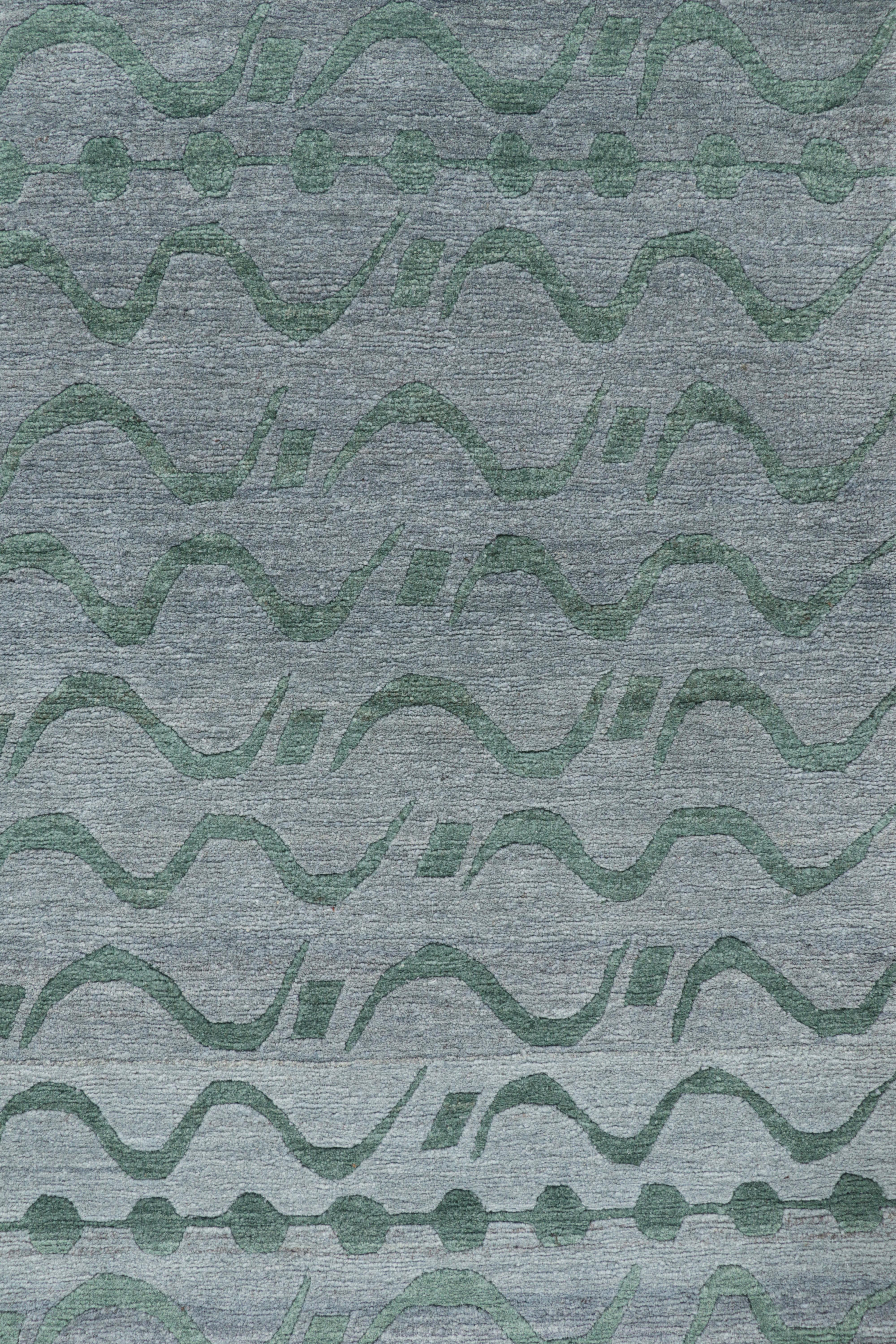 Moderne Rug & Kilim's Modern Rug, Silver-Gray with Green Geometric Patterns Youngste en vente