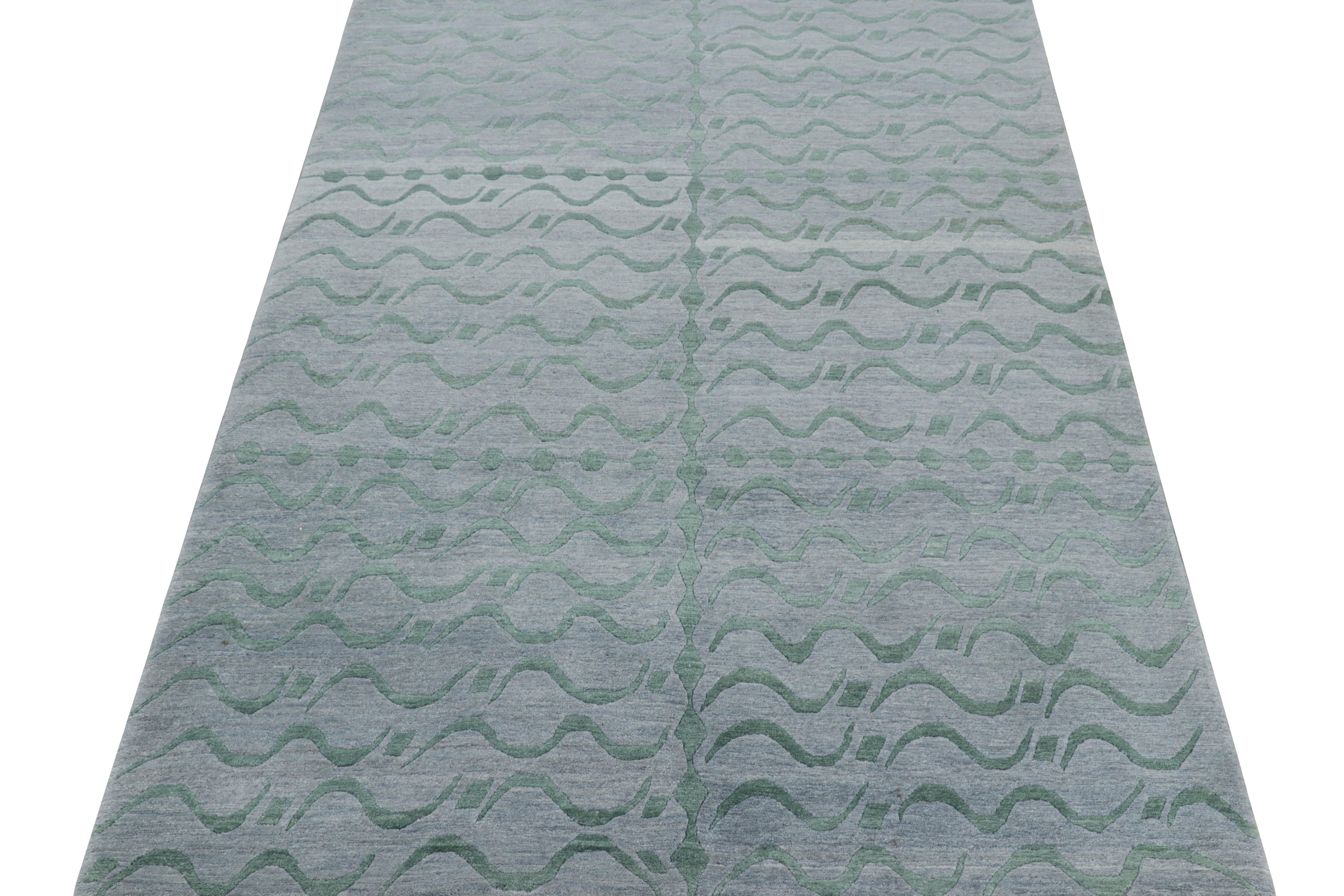 Népalais Rug & Kilim's Modern Rug, Silver-Gray with Green Geometric Patterns Youngste en vente