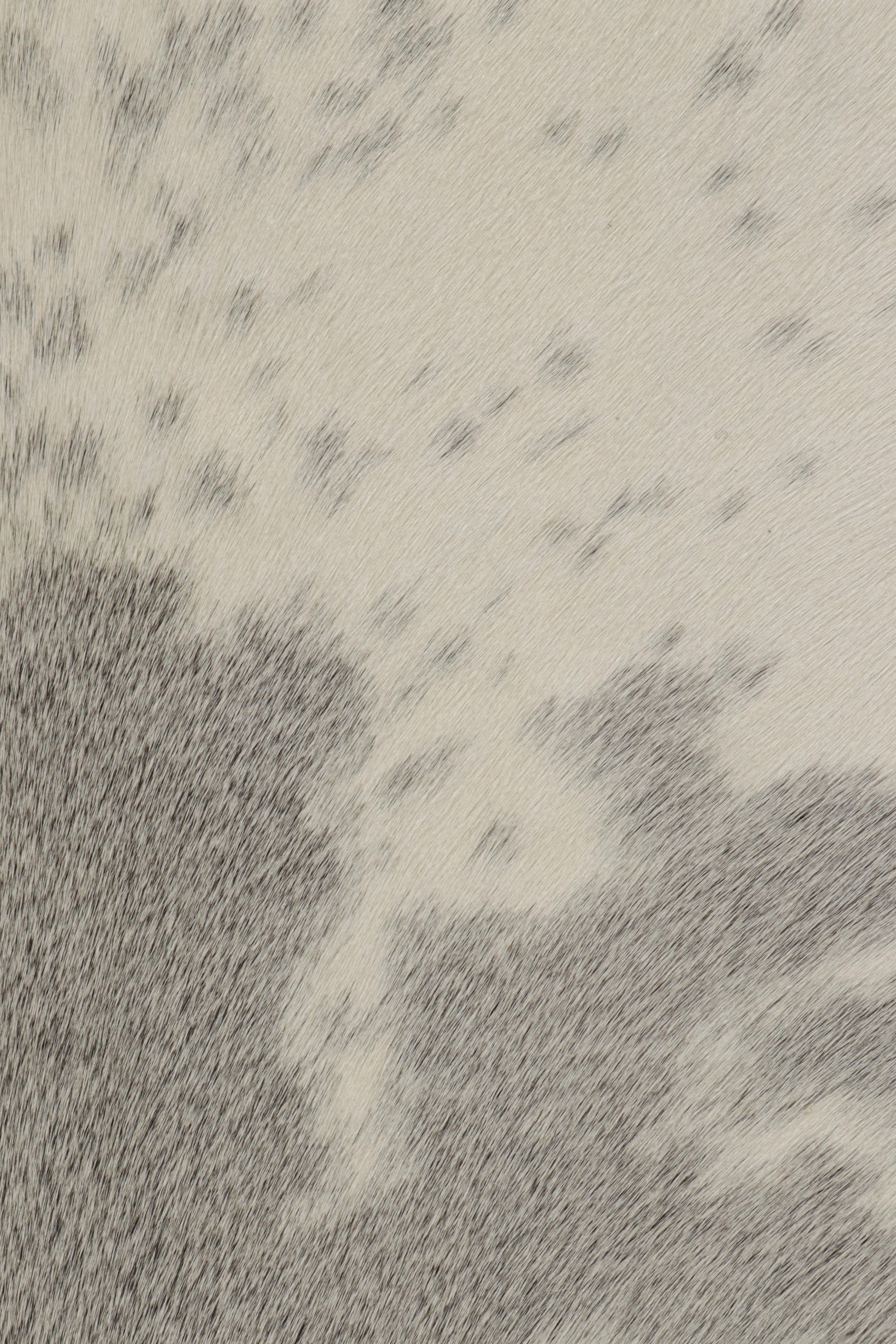 Rug & Kilim's Kuhfellteppich in silbergrauen und weißen Tönen (Moderne) im Angebot