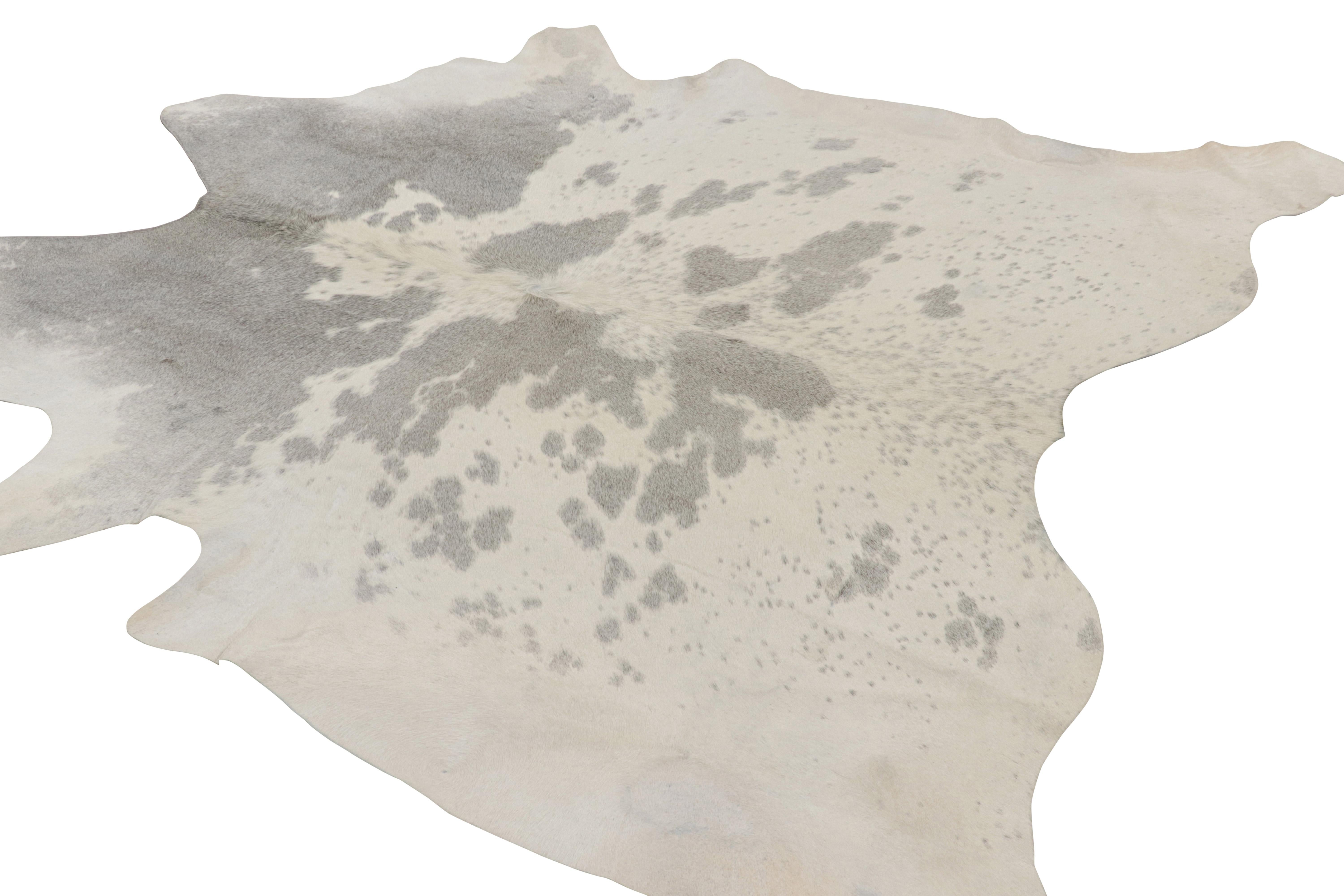 Rug & Kilim's Kuhfellteppich in silbergrauen und weißen Tönen (Brasilianisch) im Angebot
