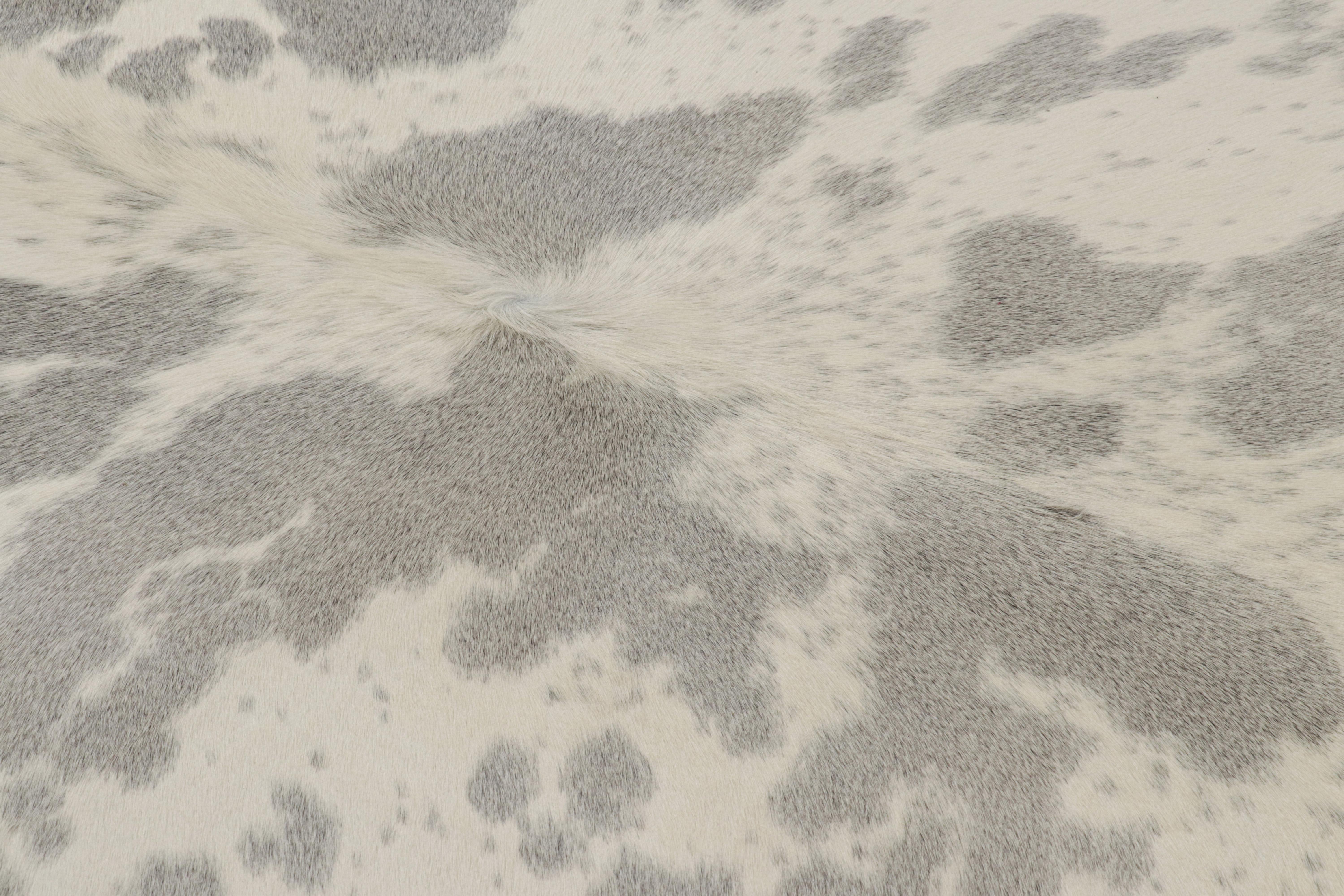 Rug & Kilim's Kuhfellteppich in silbergrauen und weißen Tönen im Zustand „Neu“ im Angebot in Long Island City, NY