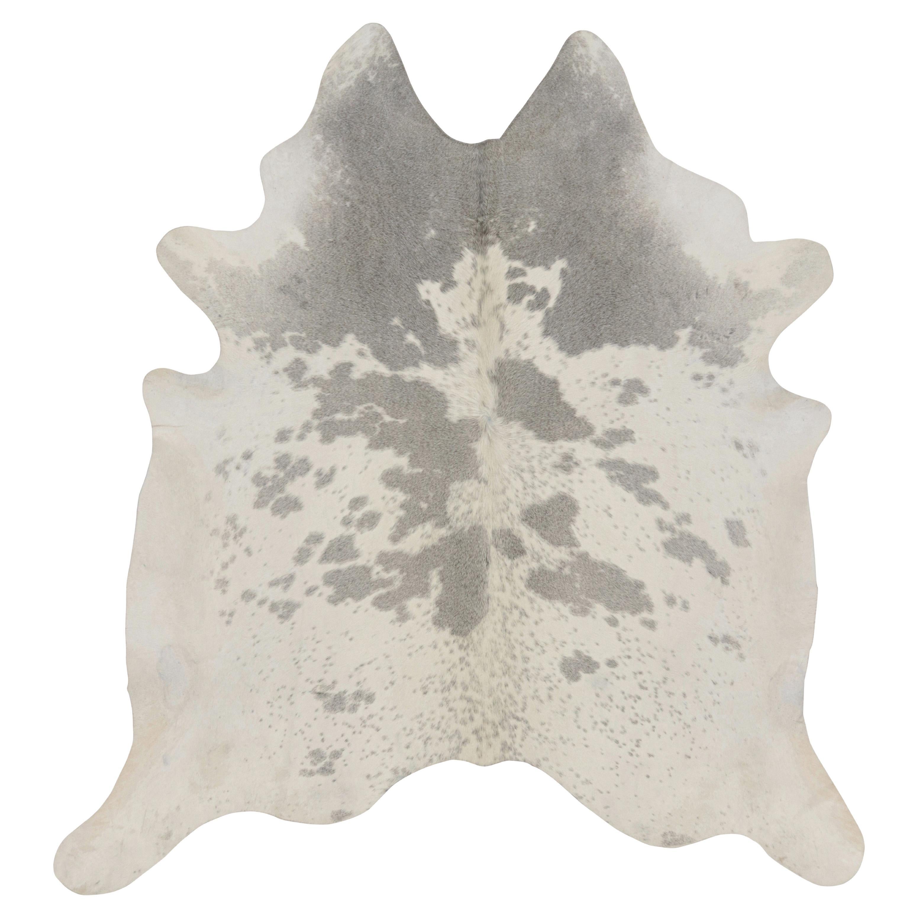 Rug
Kilim: Tappeto in pelle di mucca nei toni del grigio-argento e del bianco