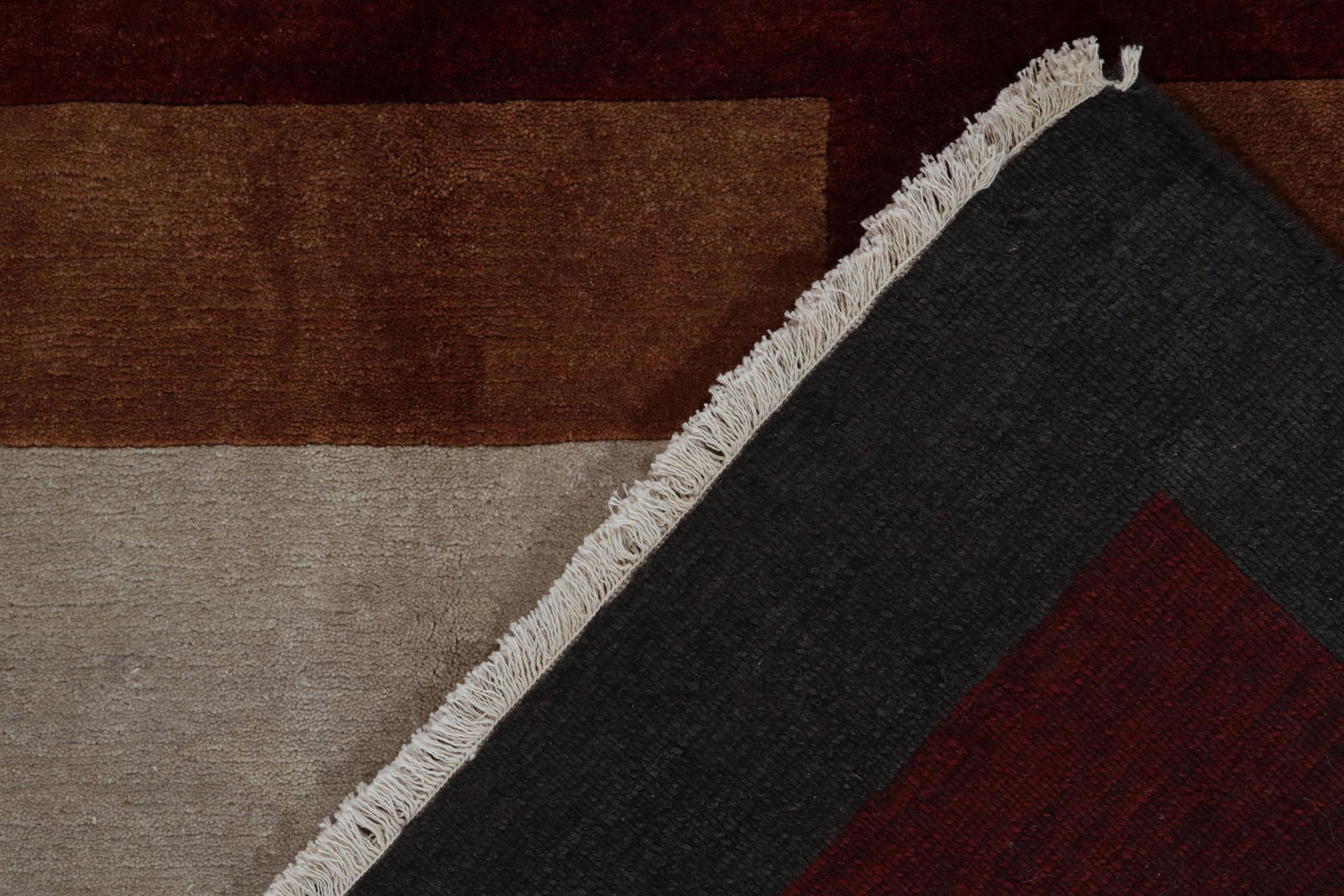 Rug & Kilims kubistischer Deko-Teppich mit geometrischem Muster in Grau, Brown und Rot im Zustand „Neu“ im Angebot in Long Island City, NY