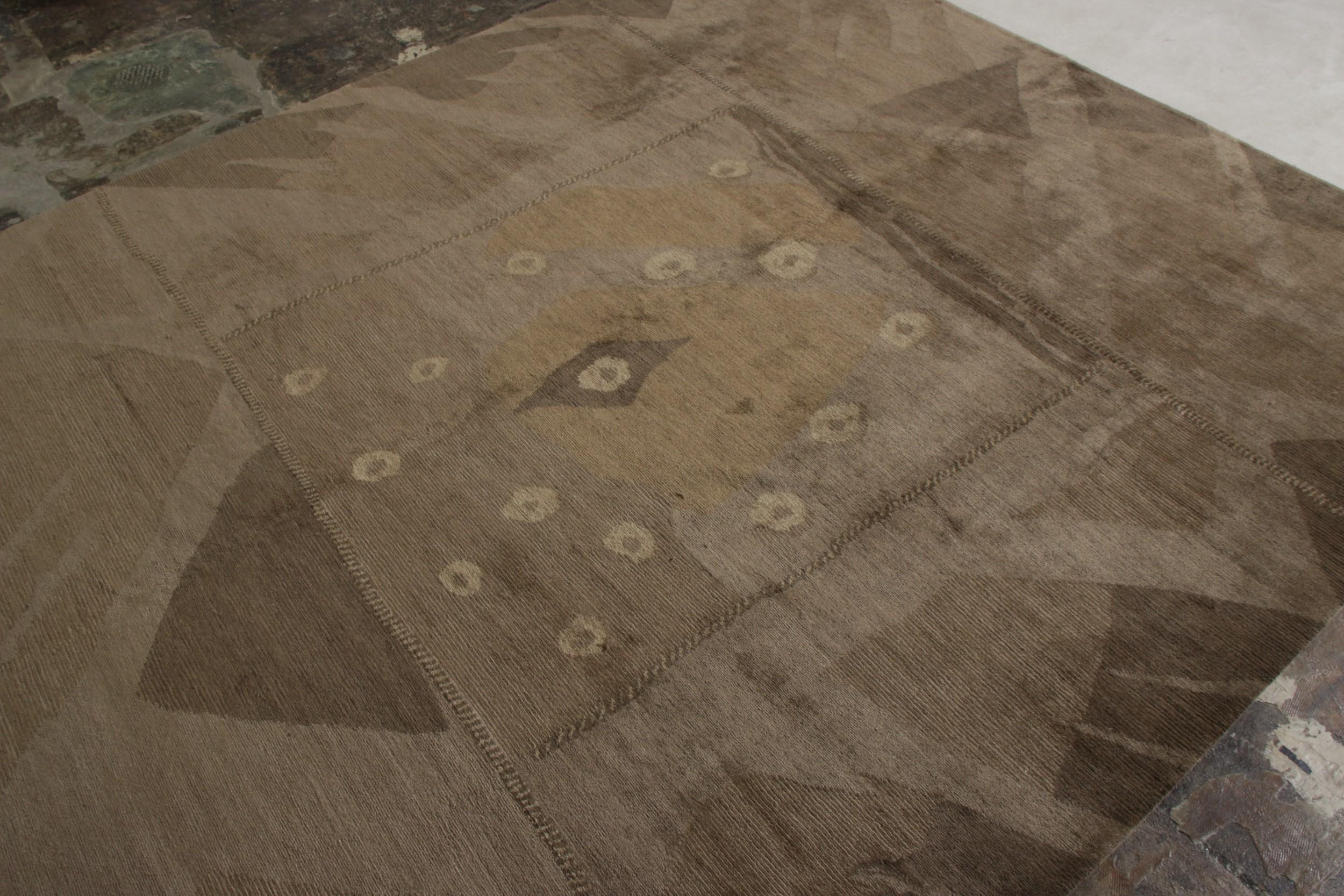 Anudado a mano en una mezcla de hilos de lana y seda, este coleccionable de Rug & Kilim se inspira en la sensibilidad decó surgida del cubismo. Una interpretación centelleante del estilo clásico disfruta de un juego de texturas único en tonos