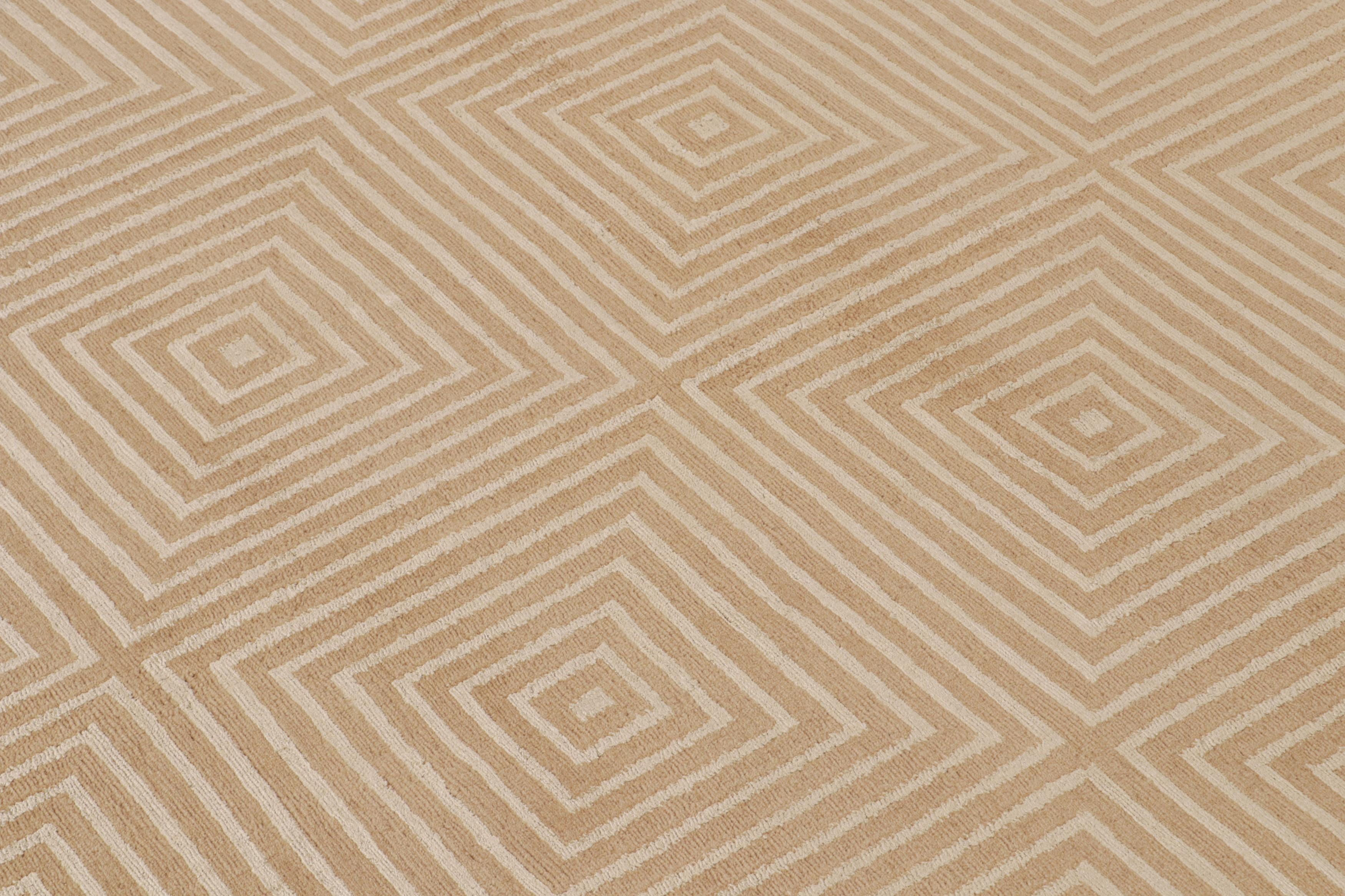 Noué à la main Rug & Kilim's Cubist Style Rug in Beige with White Geometric Patterns Dorian (tapis de style cubiste en beige avec des motifs géométriques blancs) en vente