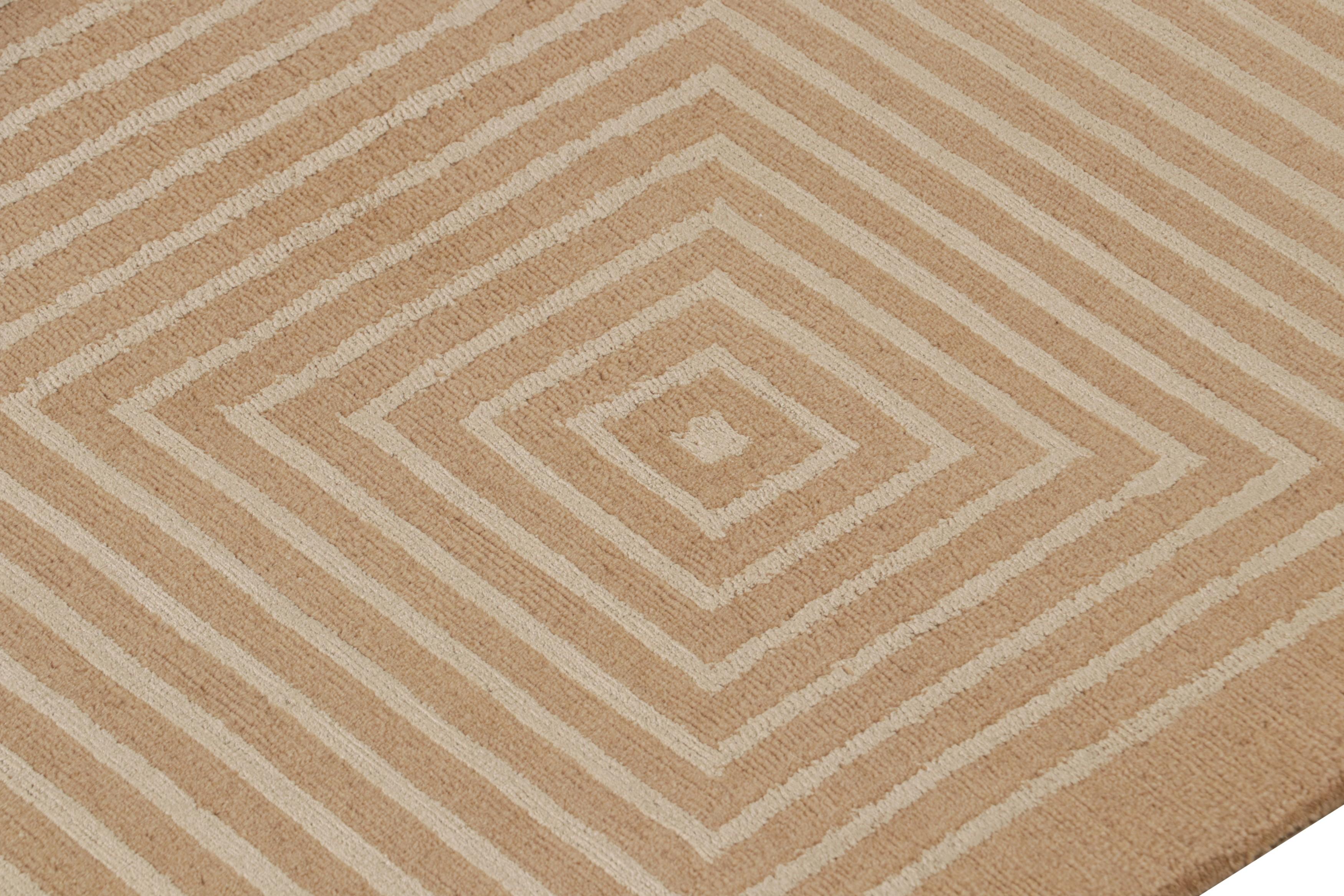 Rug & Kilim's Cubist Style Rug in Beige with White Geometric Patterns Dorian (tapis de style cubiste en beige avec des motifs géométriques blancs) Neuf - En vente à Long Island City, NY