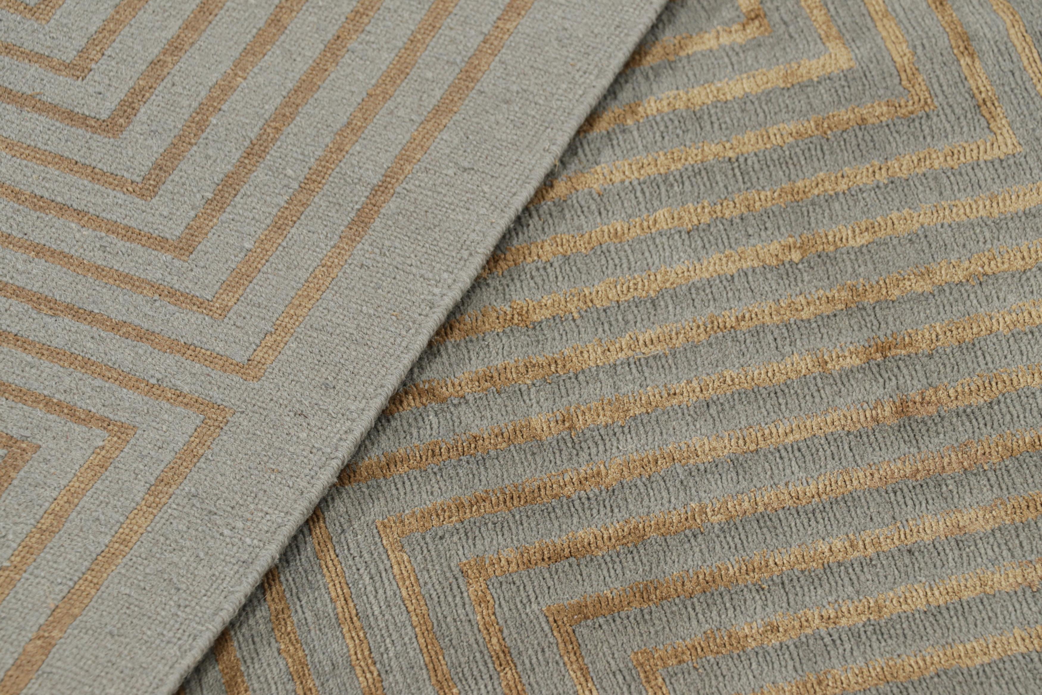 Rug & Kilim's Teppich im kubistischen Stil in Grau mit bronzefarbenen geometrischen Mustern 