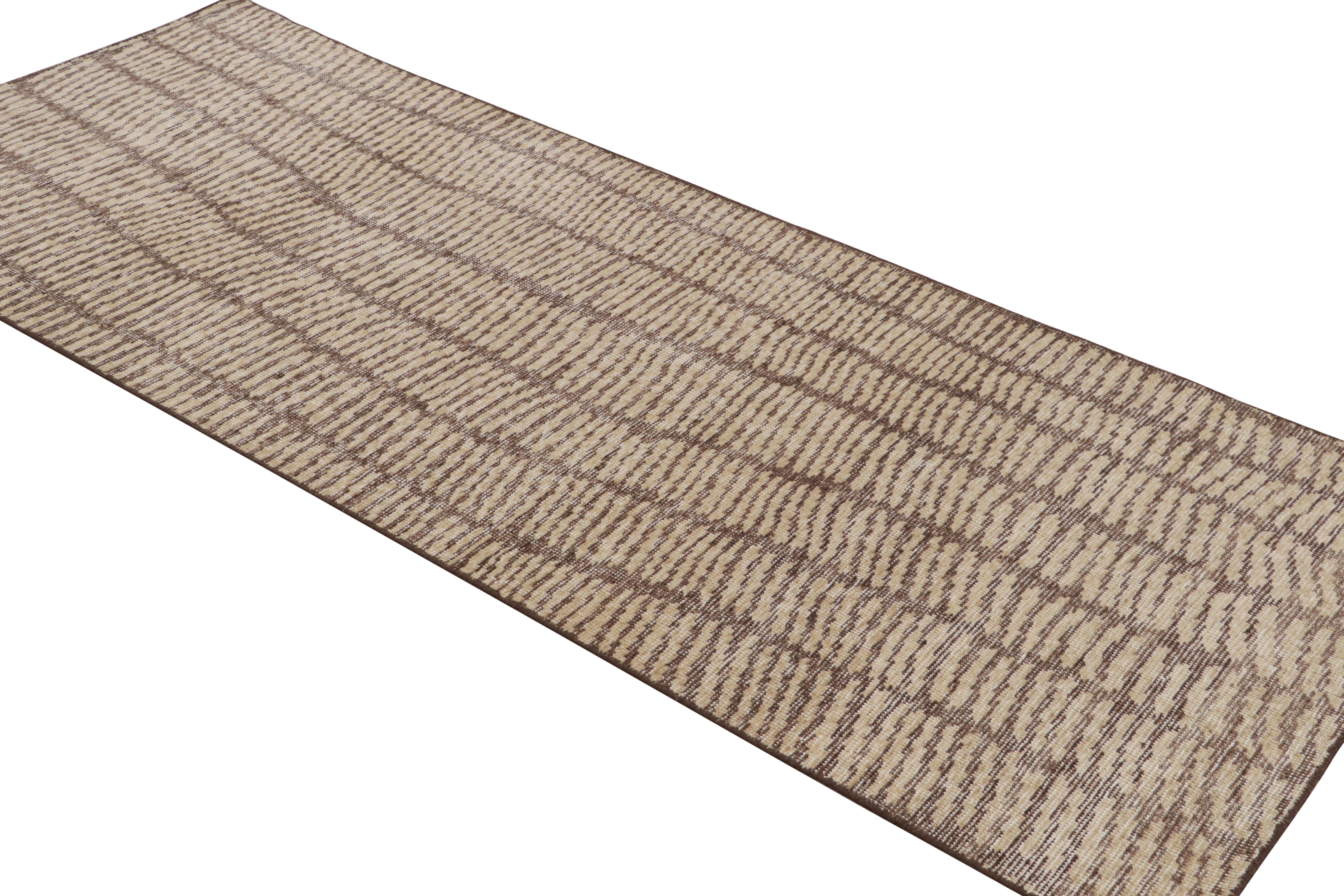 Noué à la main en laine, ce tapis de course 3x8 personnalisé, qui présente des motifs géométriques sous forme de rayures d'animaux ou de peaux de tigre, est un nouvel ajout à la collection Homage. 

Sur le Design : 

Nouveau venu dans la gamme de