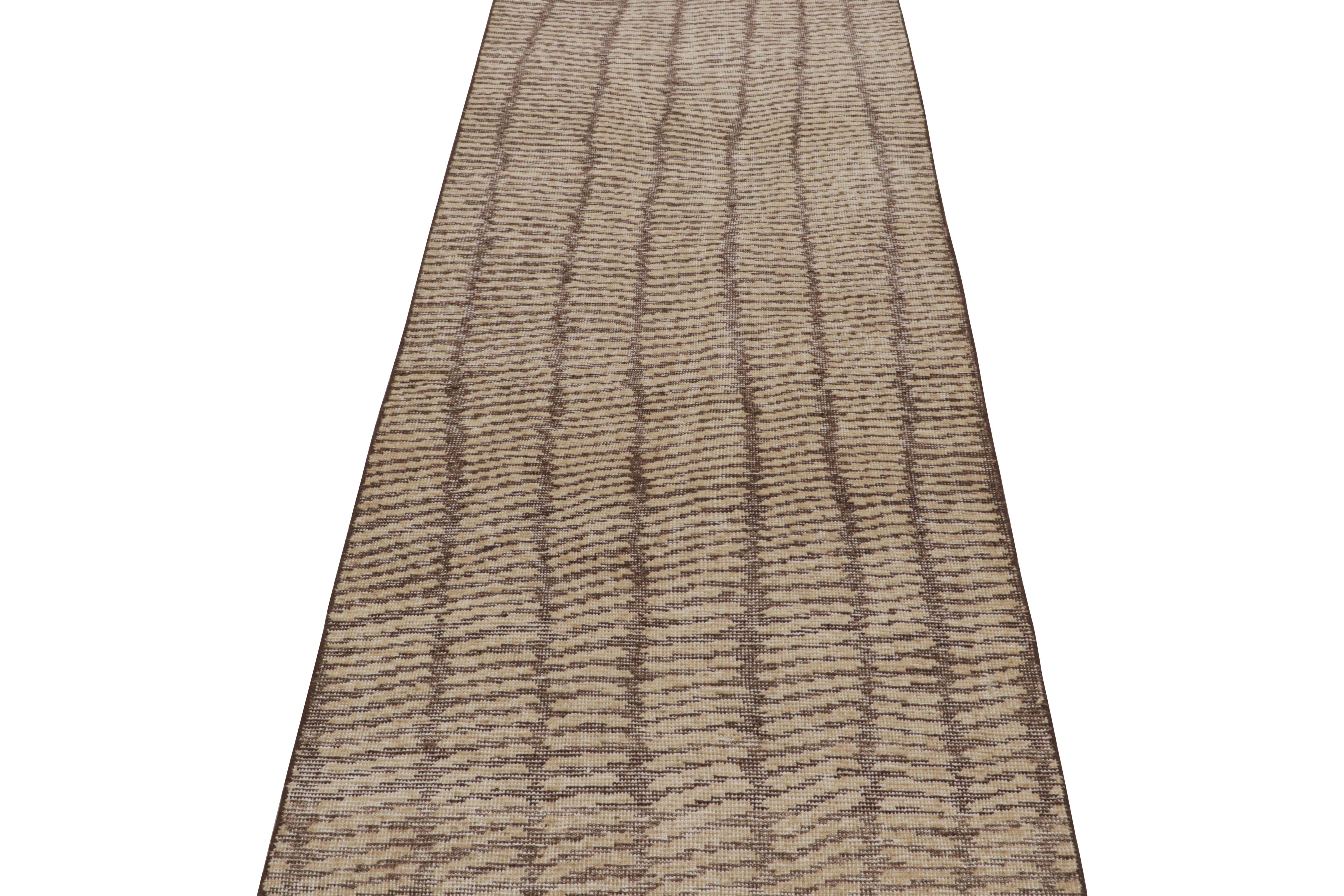 Moderne Rug & Kilim's Custom Abstract Rug With Beige-Brown Striped Geometric Patterns (Tapis abstrait personnalisé avec des motifs géométriques rayés beige et marron) en vente