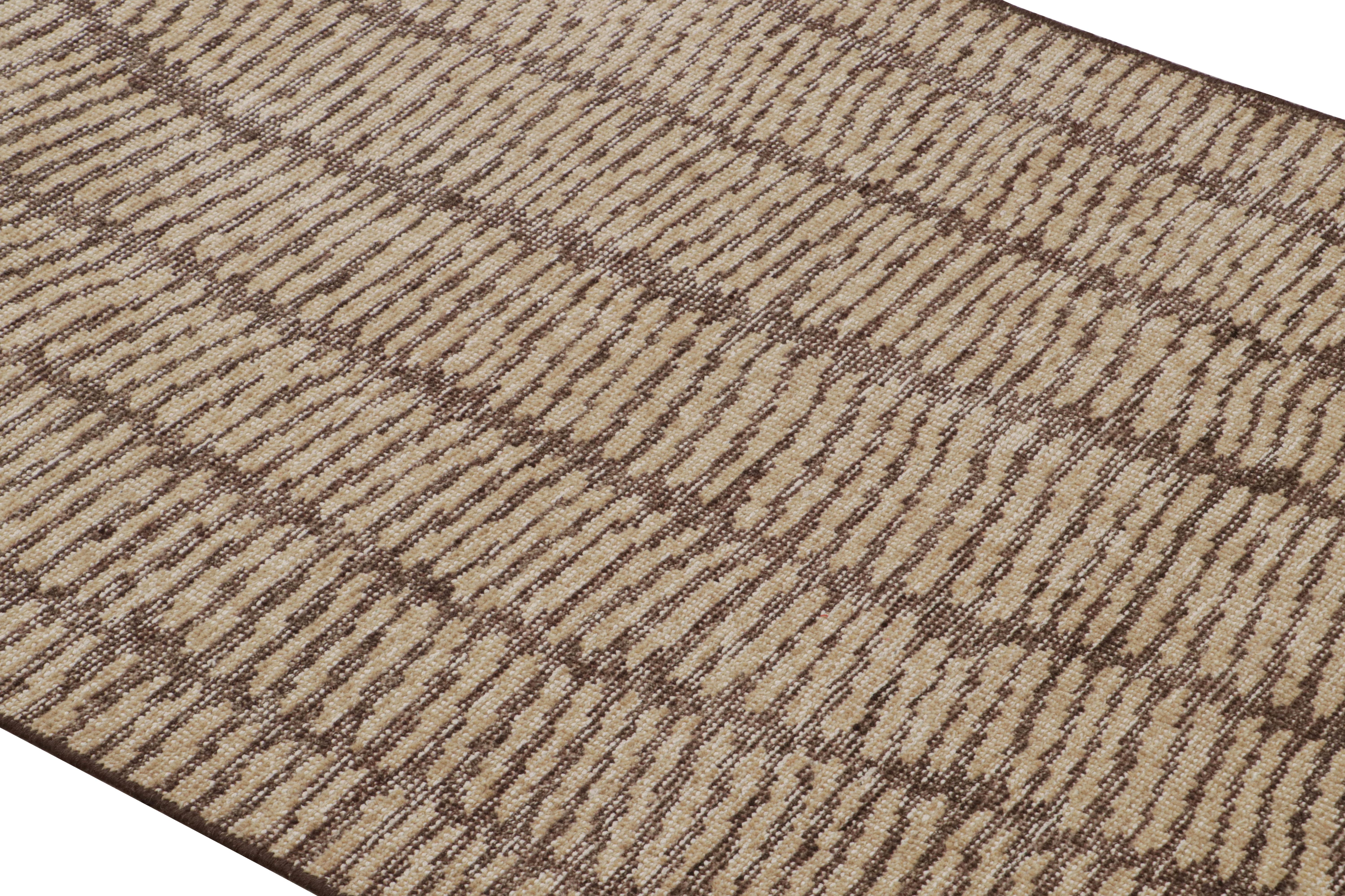 Indien Rug & Kilim's Custom Abstract Rug With Beige-Brown Striped Geometric Patterns (Tapis abstrait personnalisé avec des motifs géométriques rayés beige et marron) en vente
