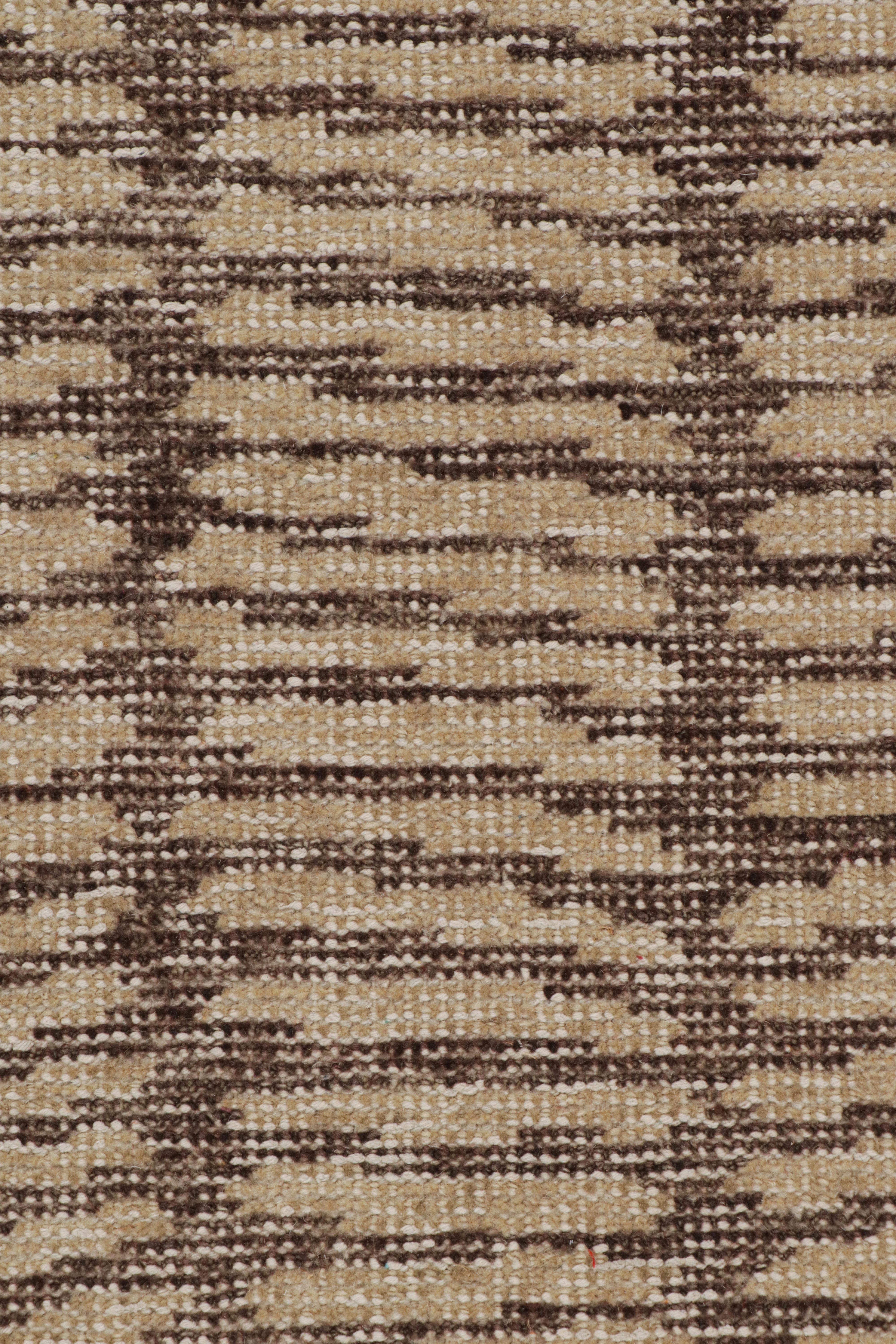 Noué à la main Rug & Kilim's Custom Abstract Rug With Beige-Brown Striped Geometric Patterns (Tapis abstrait personnalisé avec des motifs géométriques rayés beige et marron) en vente