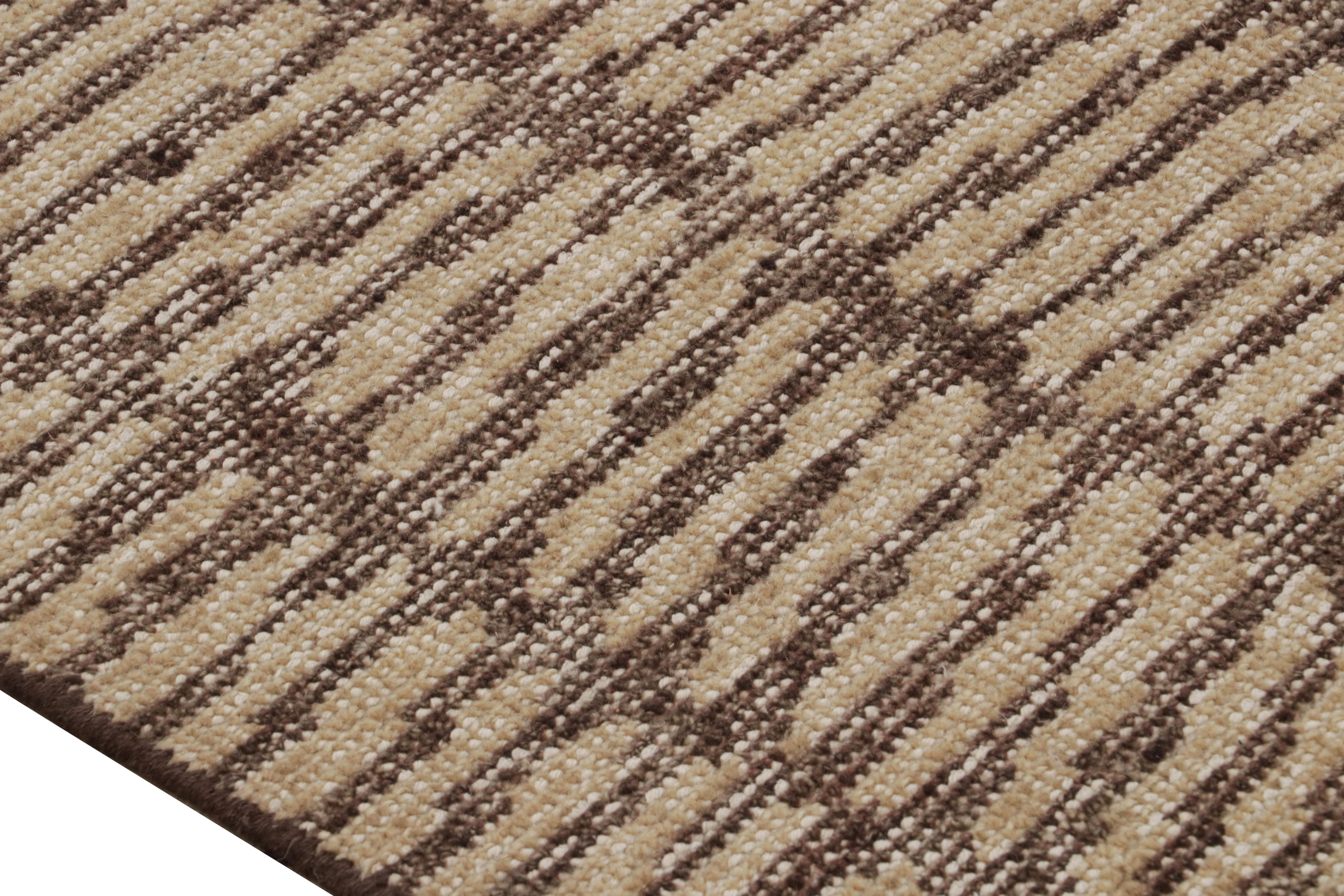 Rug & Kilim's Custom Abstract Rug With Beige-Brown Striped Geometric Patterns (Tapis abstrait personnalisé avec des motifs géométriques rayés beige et marron) Neuf - En vente à Long Island City, NY