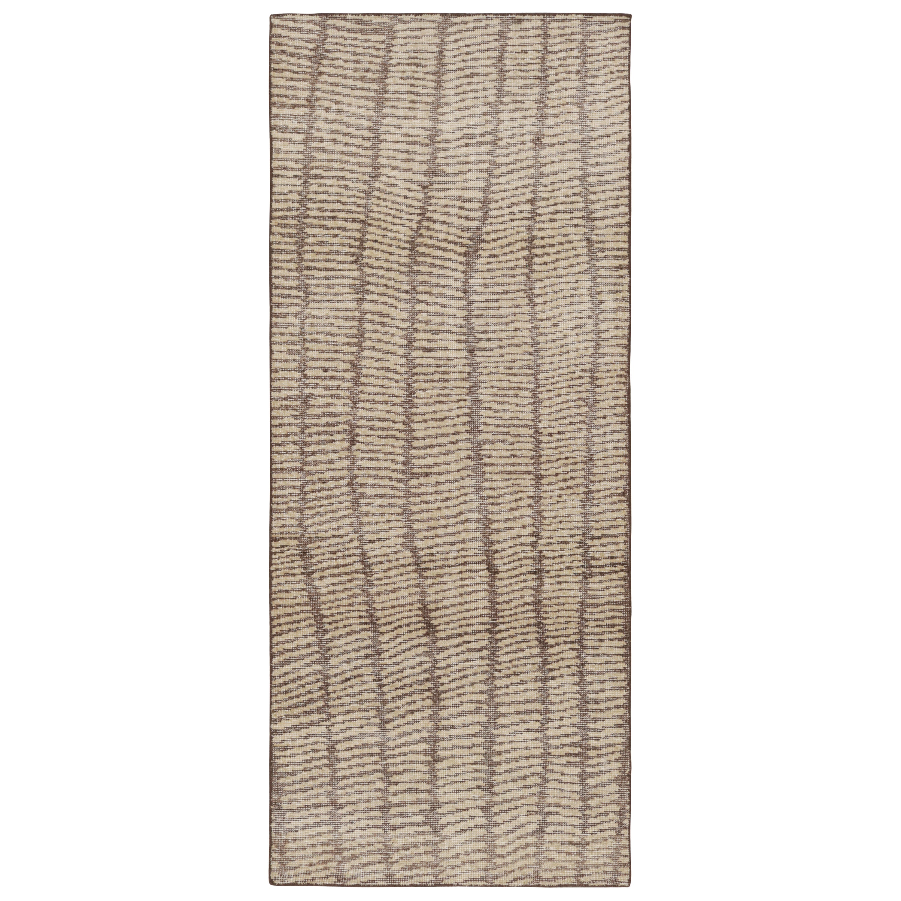 Rug & Kilim: tappeto astratto personalizzato con motivi geometrici a strisce beige-marroni