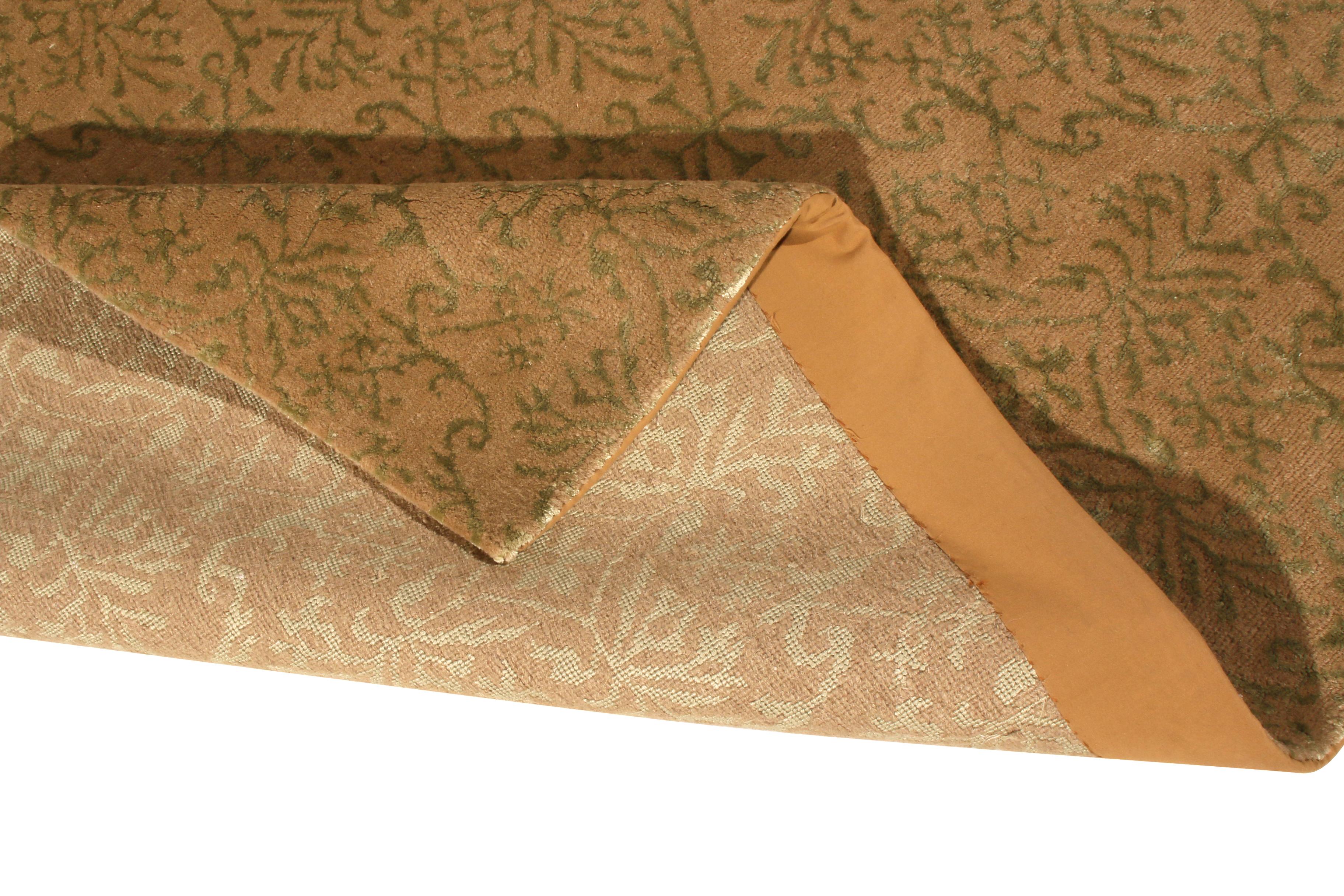 Beige-brauner geometrischer Woll- und Seidenteppich mit Blumenmuster von Rug & Kilim (Nepalesisch)