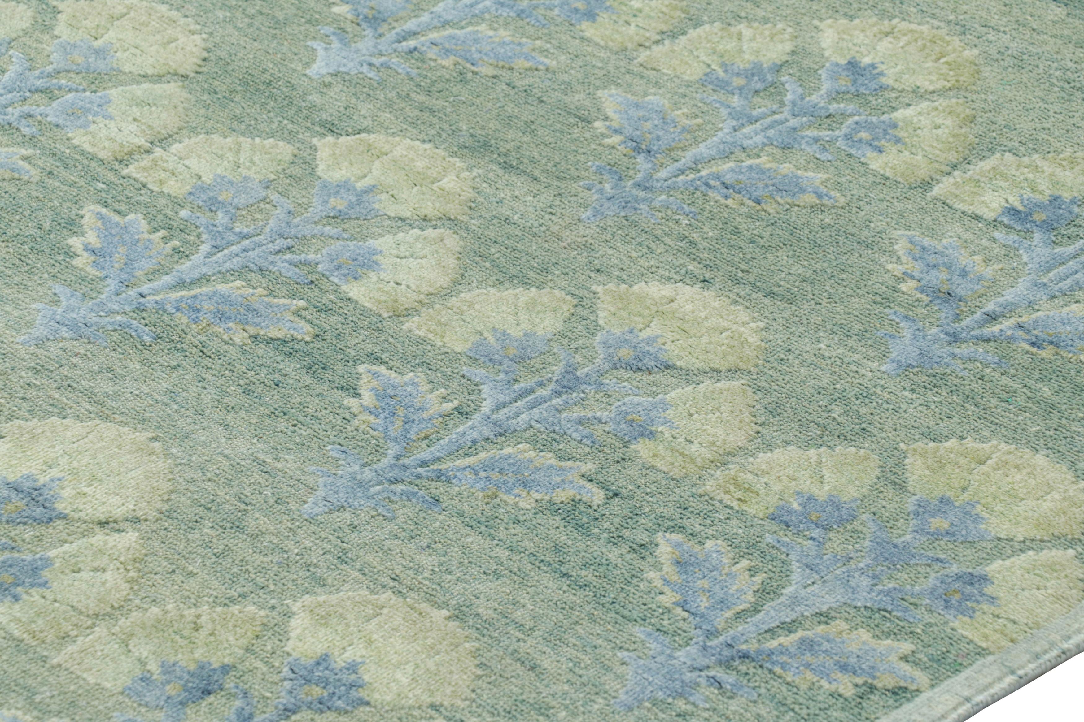 Moderne Rug & Kilim's Custom Block Print Rug Design with Blue and Green Floral Pattern (Motif floral bleu et vert) en vente