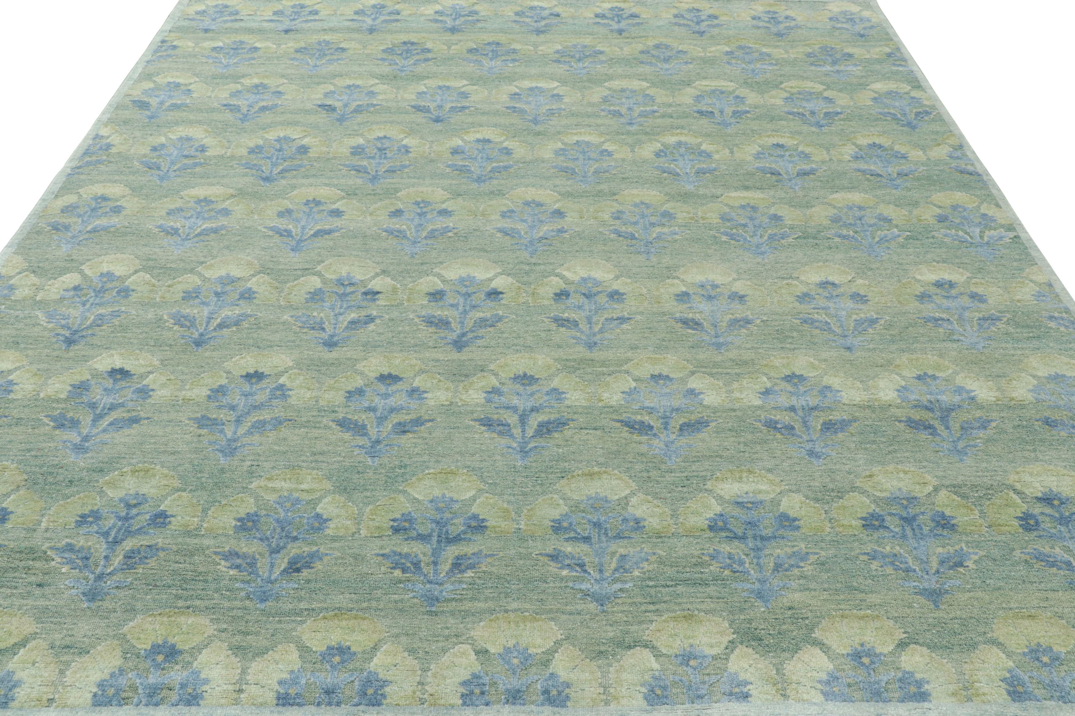 Indien Rug & Kilim's Custom Block Print Rug Design with Blue and Green Floral Pattern (Motif floral bleu et vert) en vente