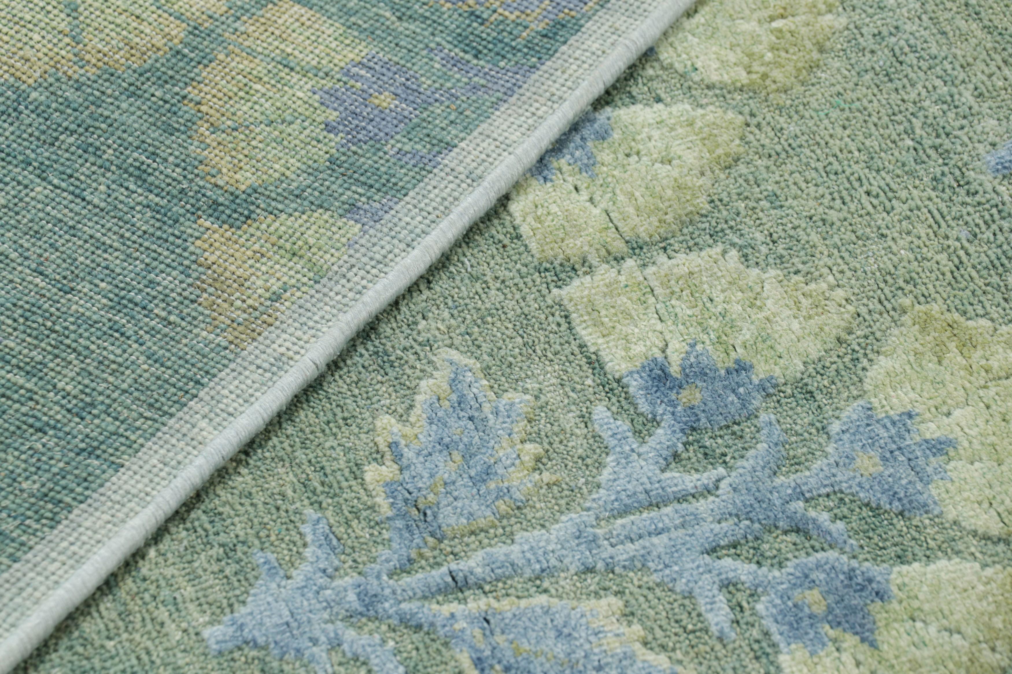 XXIe siècle et contemporain Rug & Kilim's Custom Block Print Rug Design with Blue and Green Floral Pattern (Motif floral bleu et vert) en vente