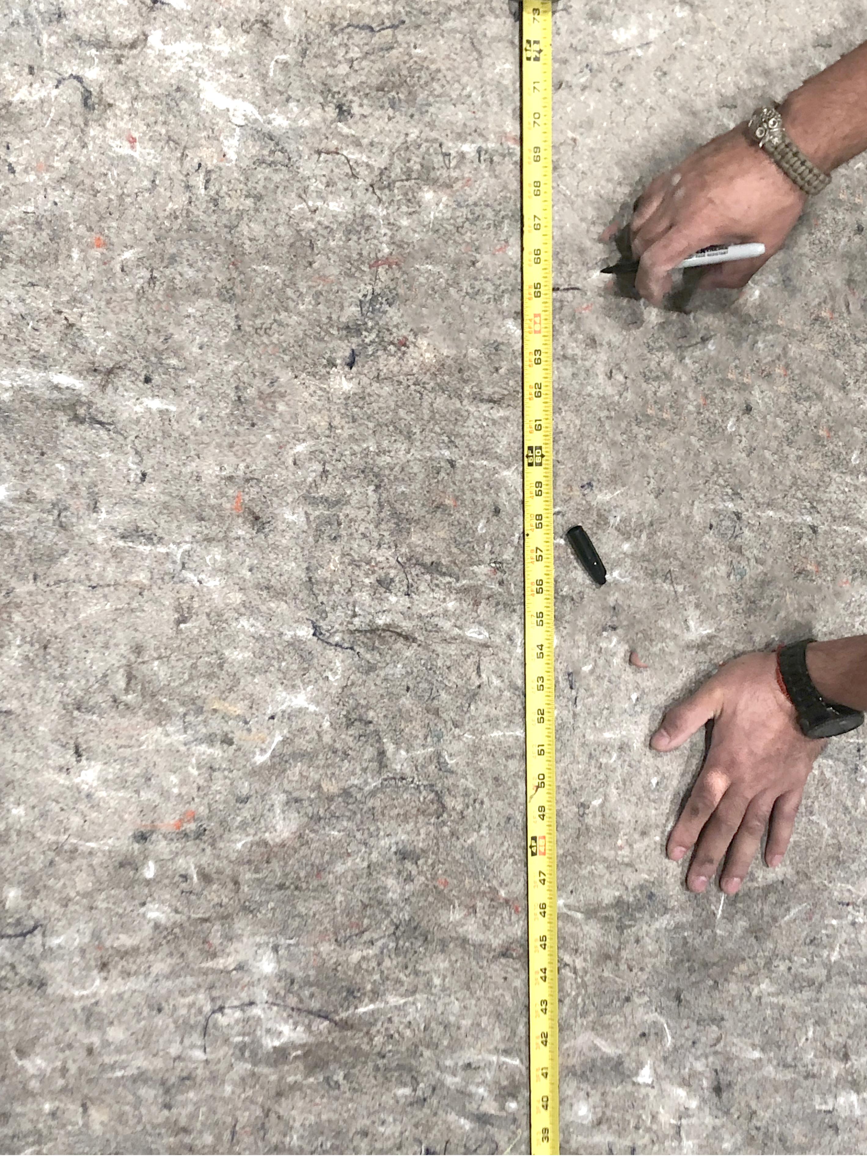 Rug & Kilim ist stolz darauf, maßgefertigte, präzise zugeschnittene und vom New Yorker Showroom des Ateliers aus versandte Teppichpolster von höchstem Niveau anbieten zu können. 

Dieser 7'x9'5